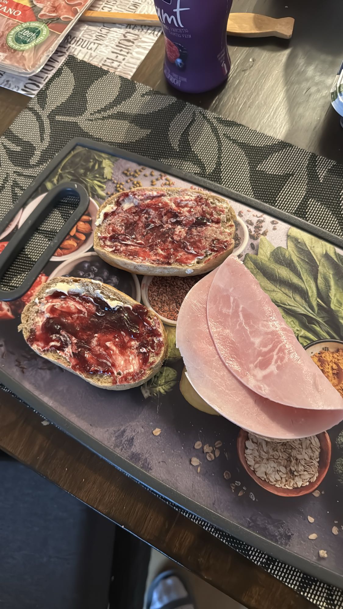 Brötchen mit Marmelade und Schinken