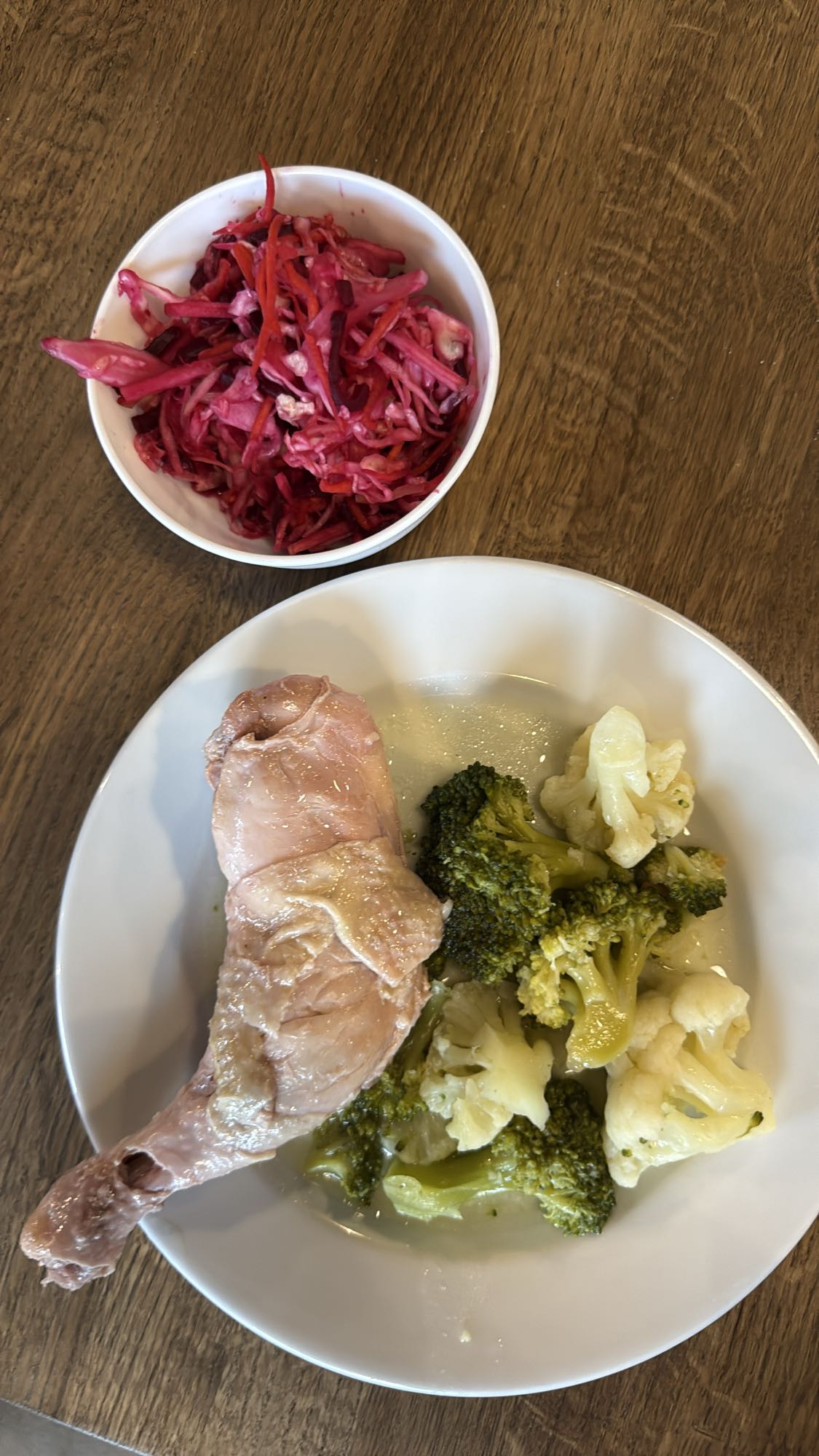 Курица с овощами и салатом