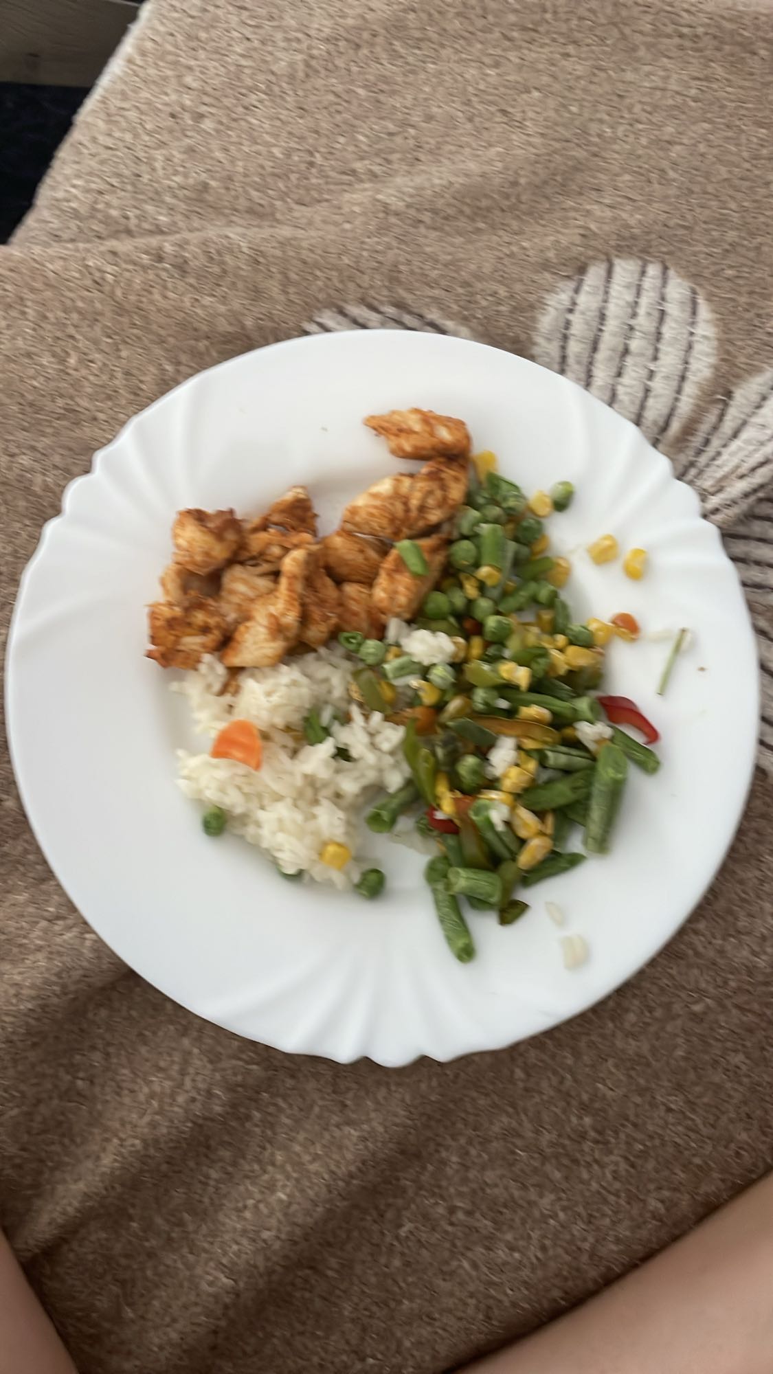 Pui cu orez și legume