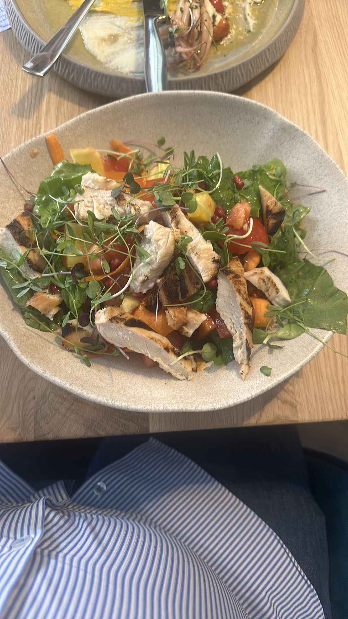 Salată cu pui la grătar