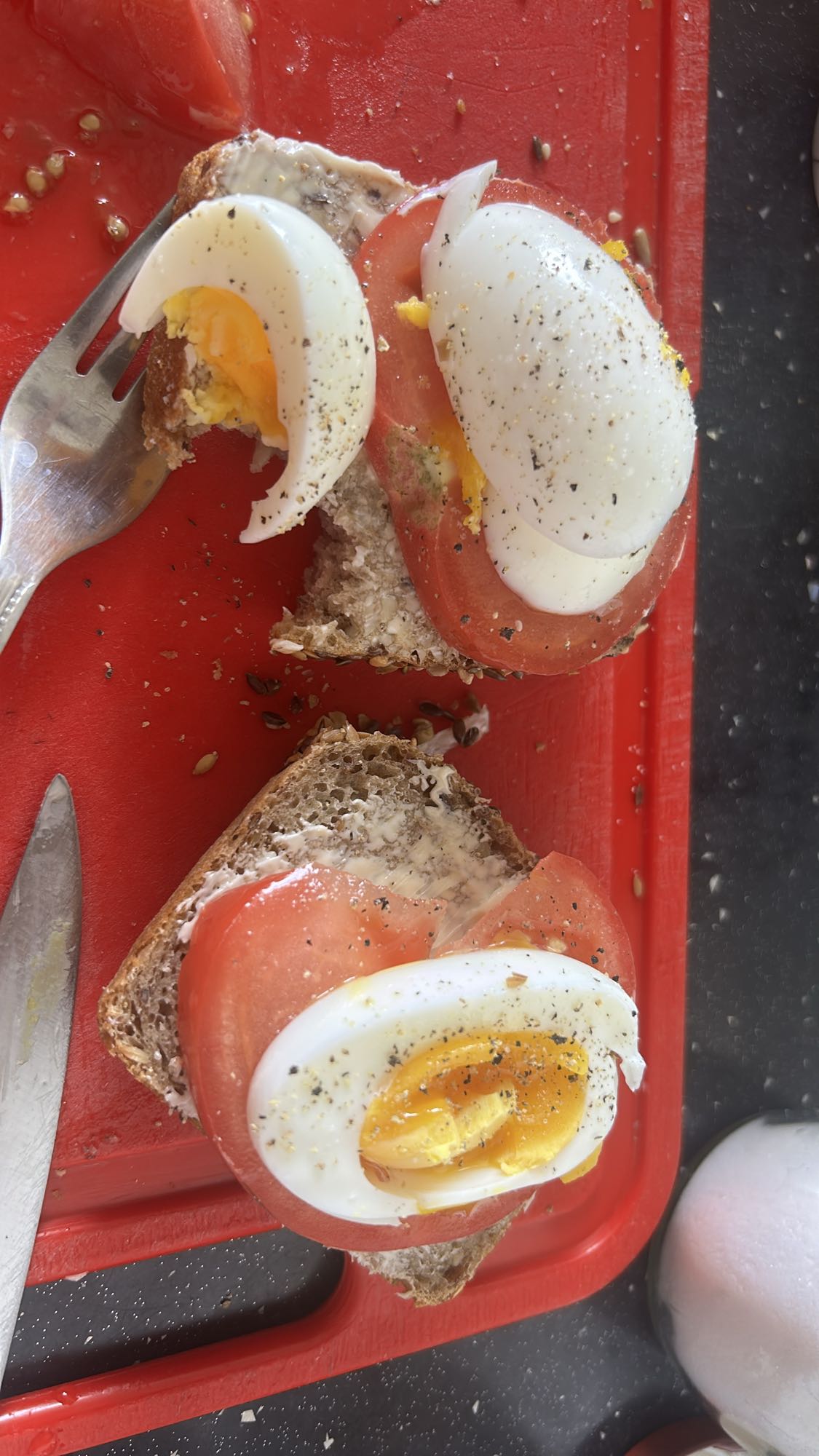 Kanapki z jajkiem i pomidorem