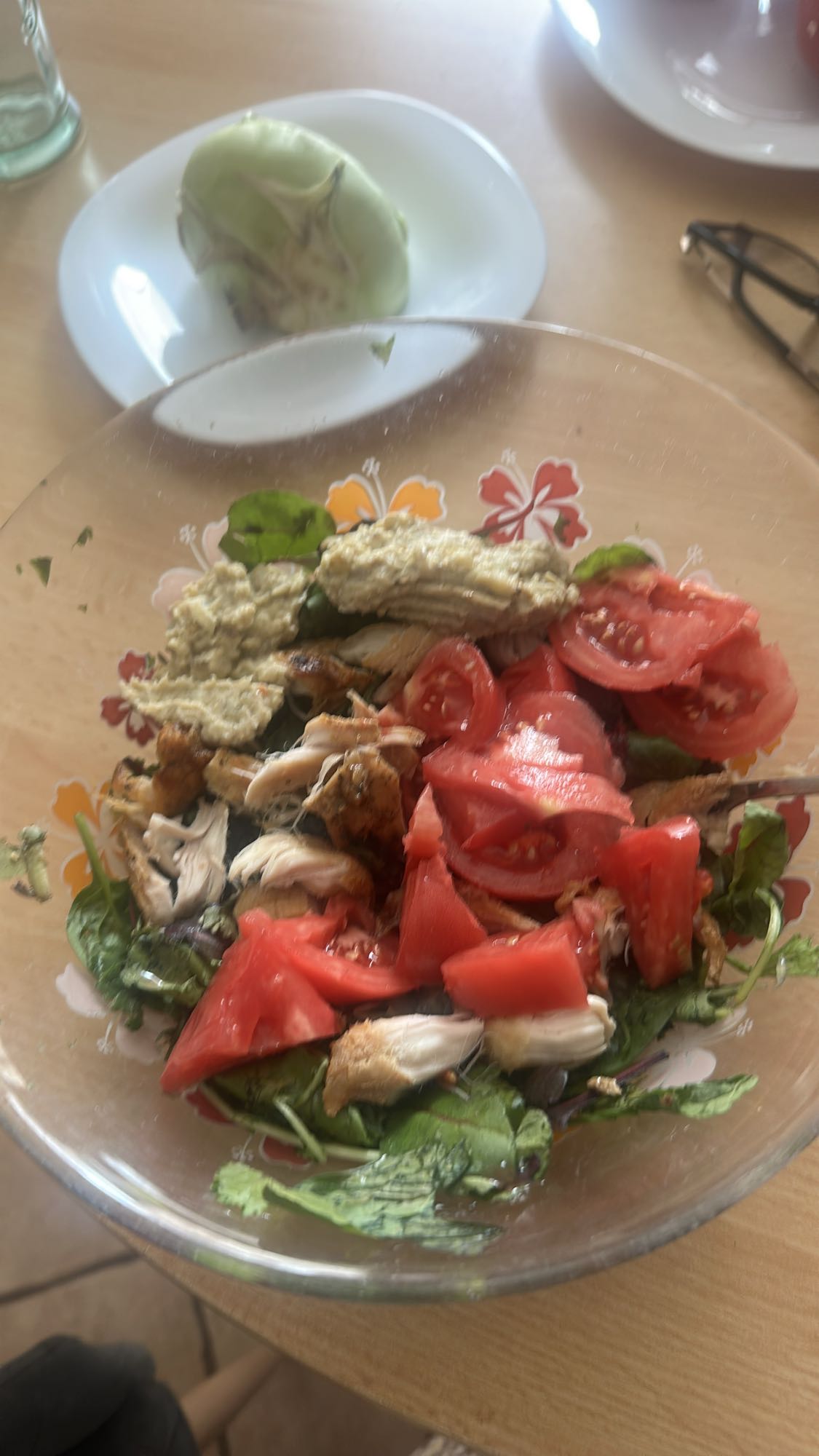 Salată cu pui și legume