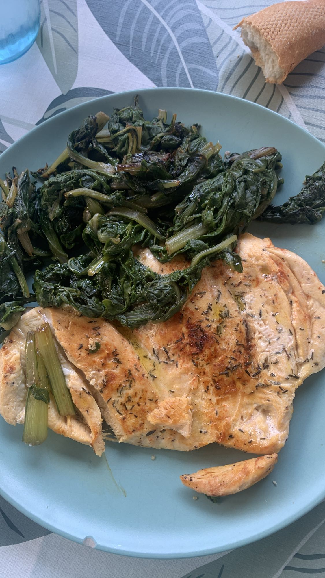 Pollo con espinacas y pan