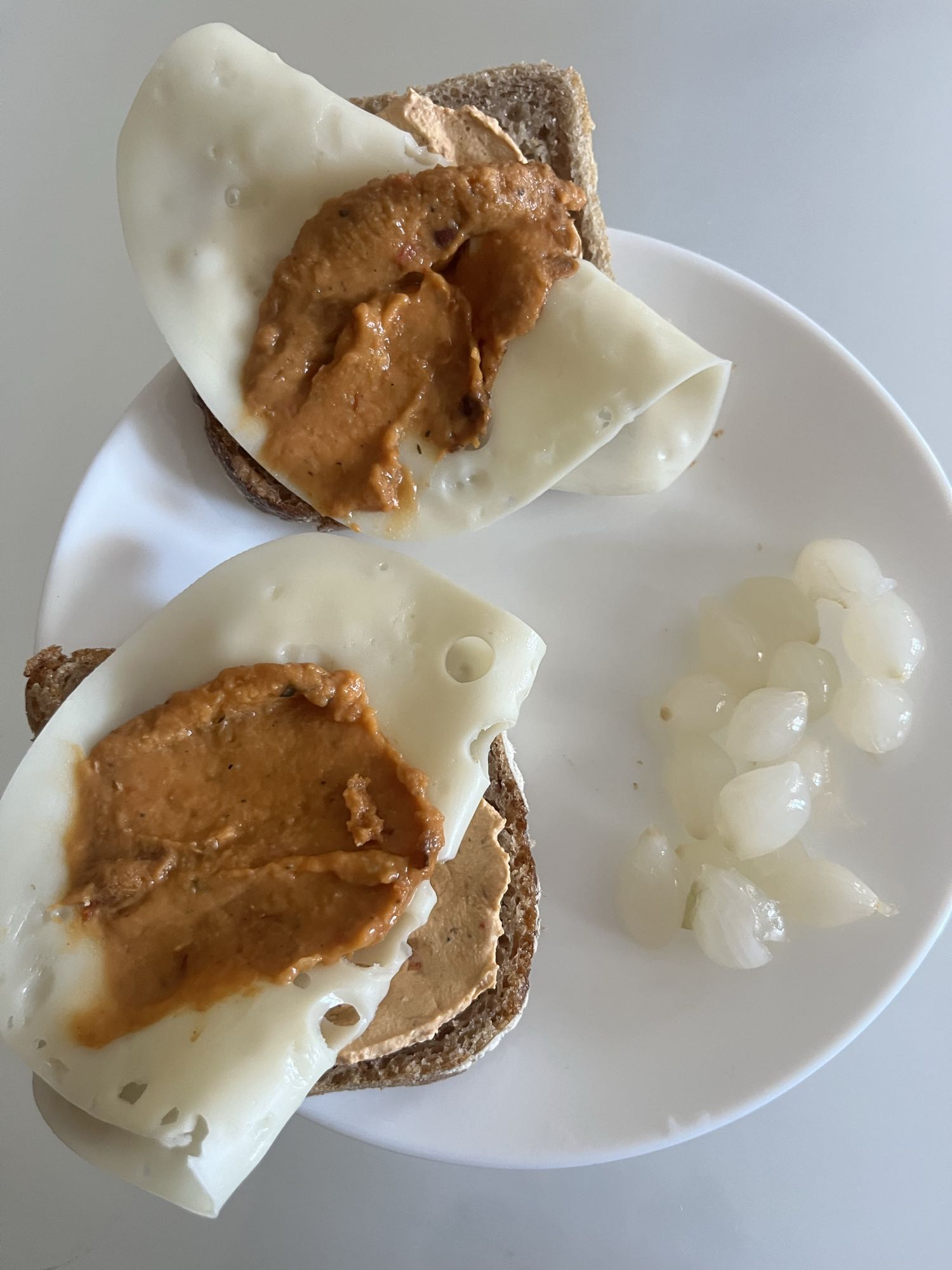 Kanapki z serem i pastą