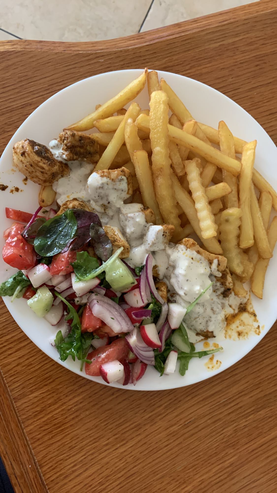 Kurczak z frytkami i sałatką