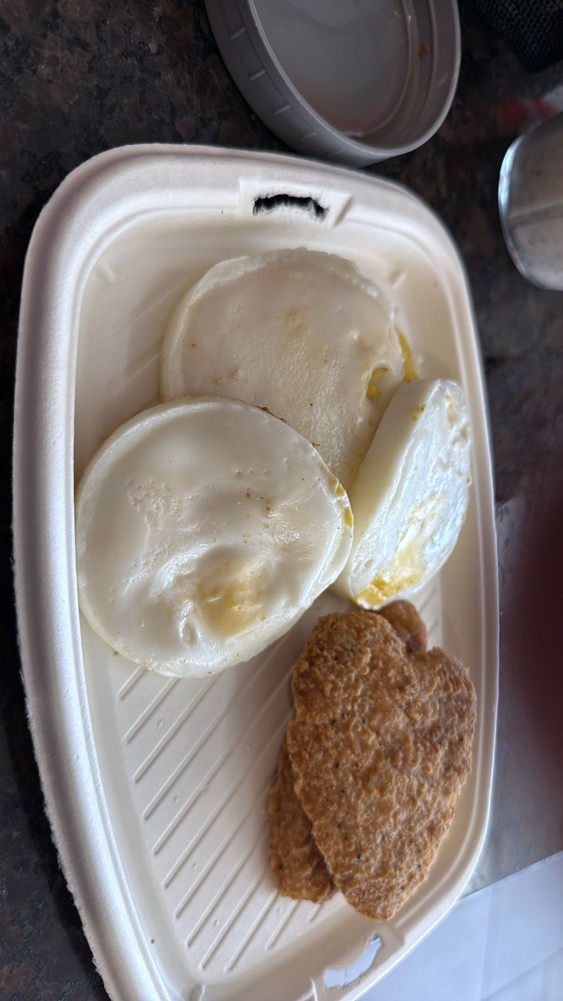 Œufs entiers et poulet