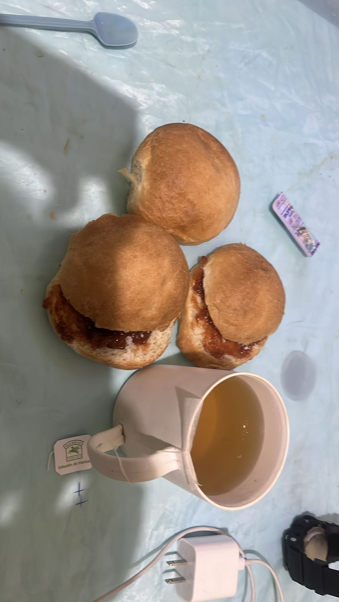pan con mermelada y té