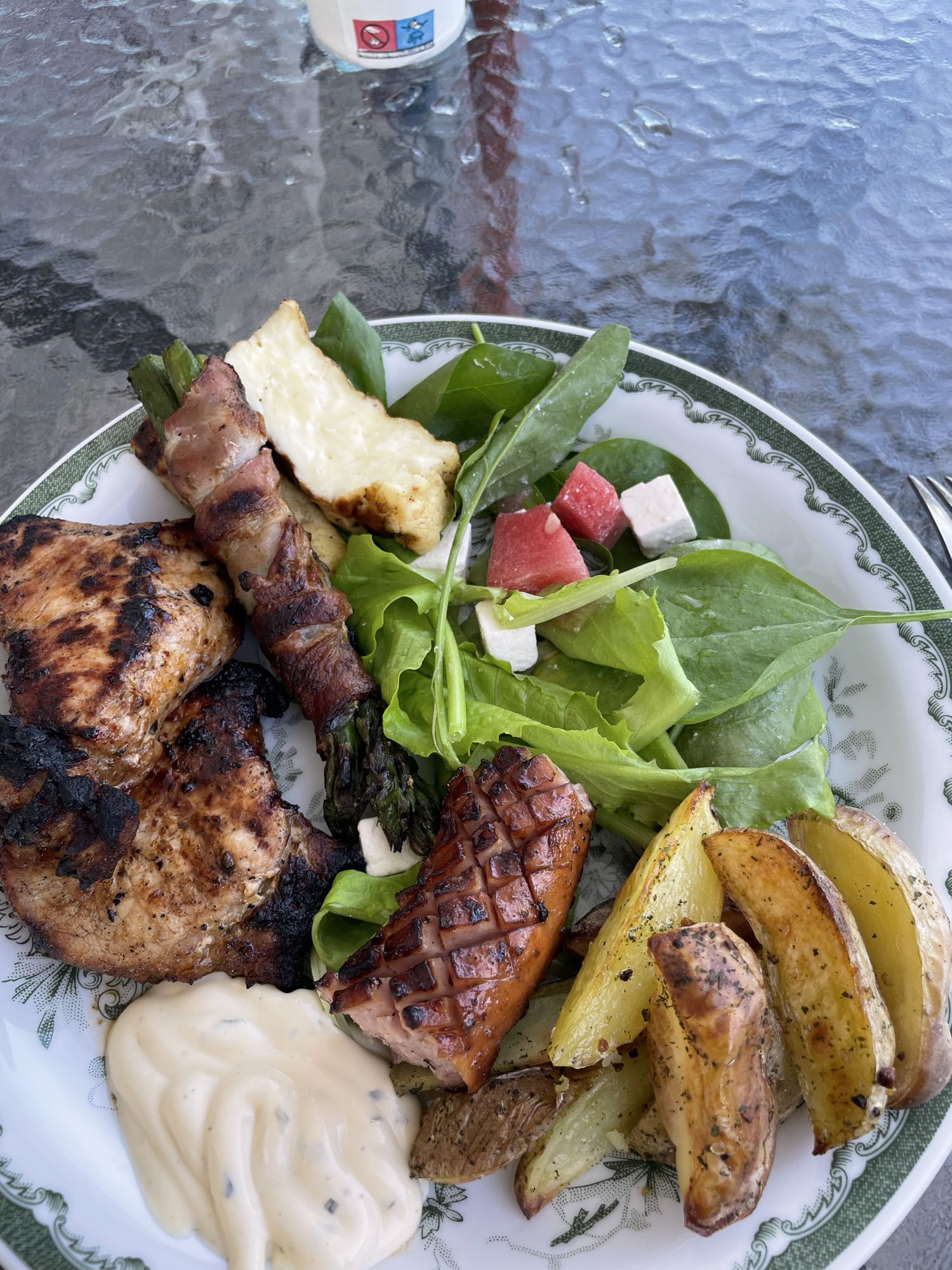 Grillad tallrik med sallad