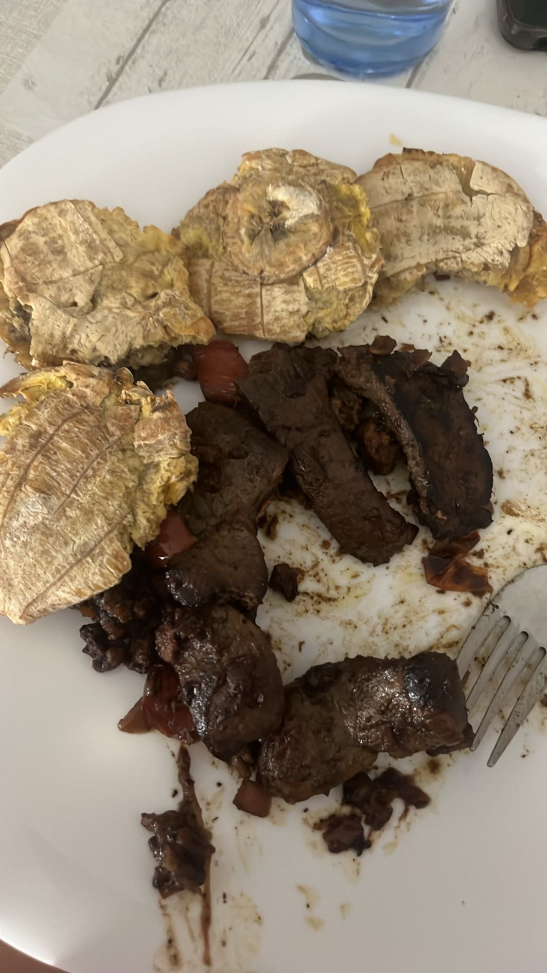 Carne con plátano frito