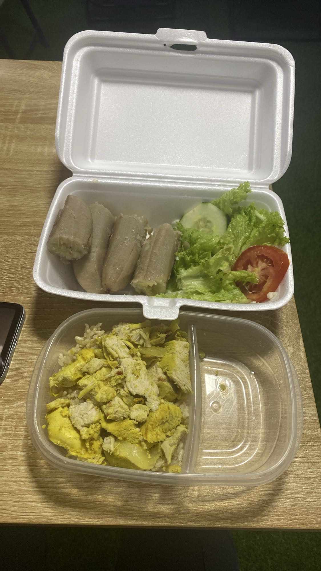 Pollo con plátano y ensalada