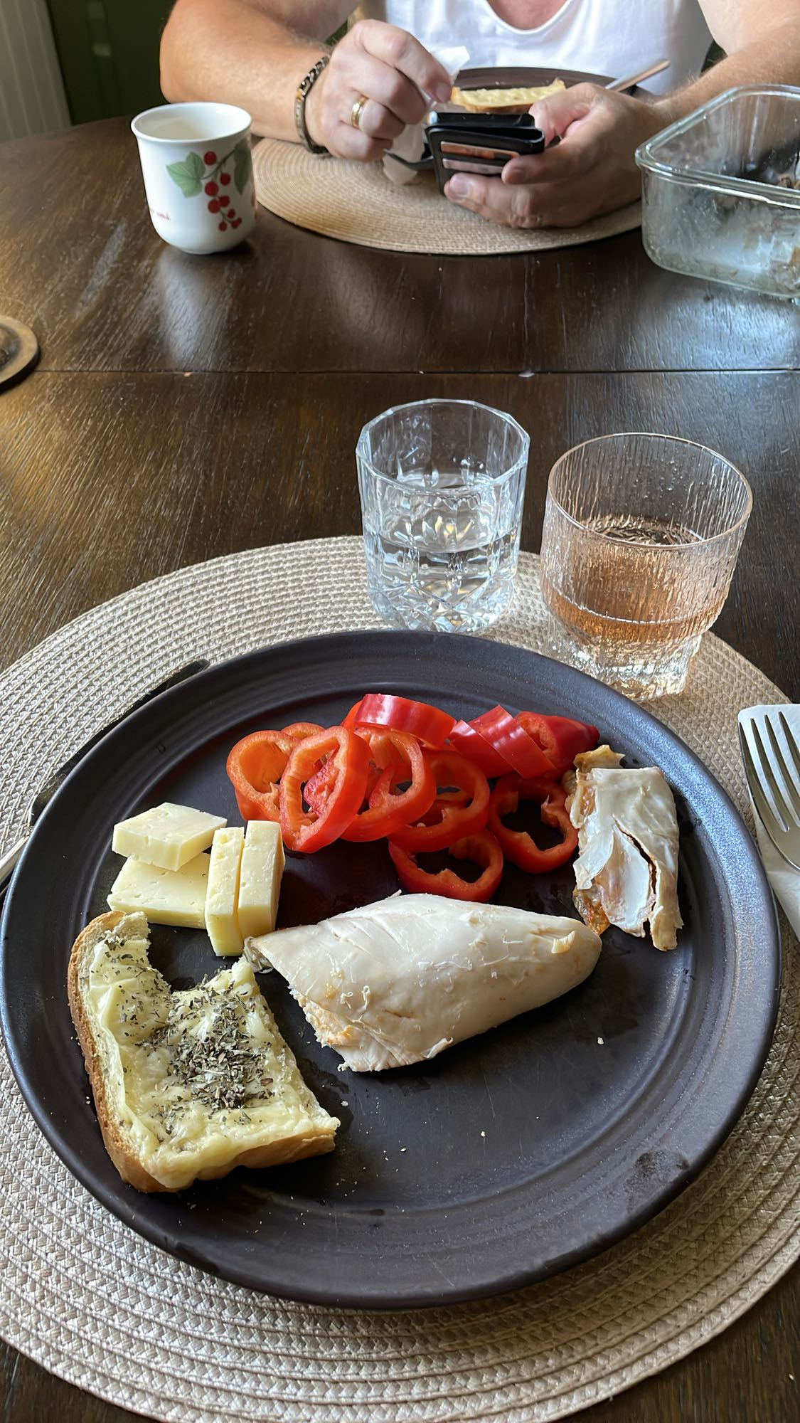 Kyckling och osttallrik