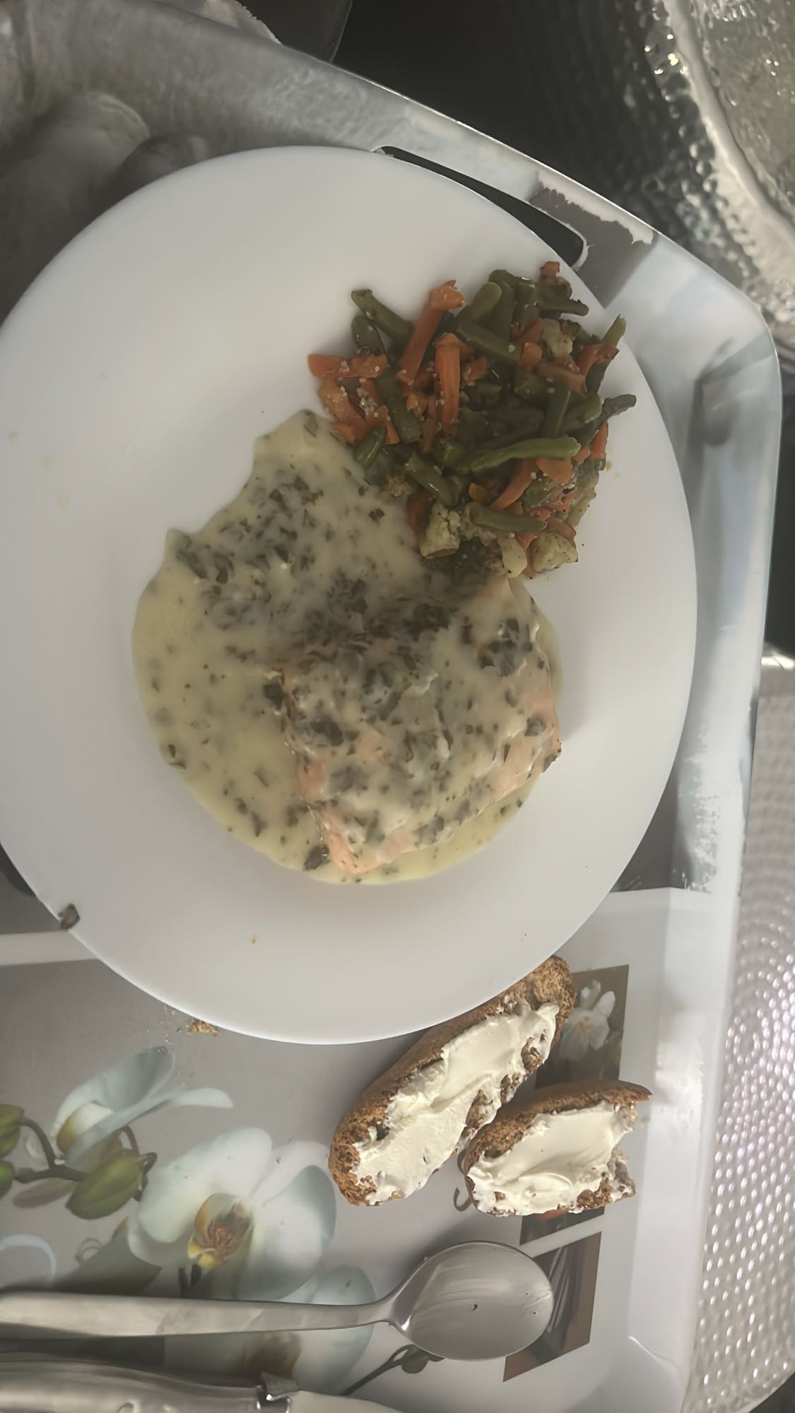 Saumon sauce, légumes, pain