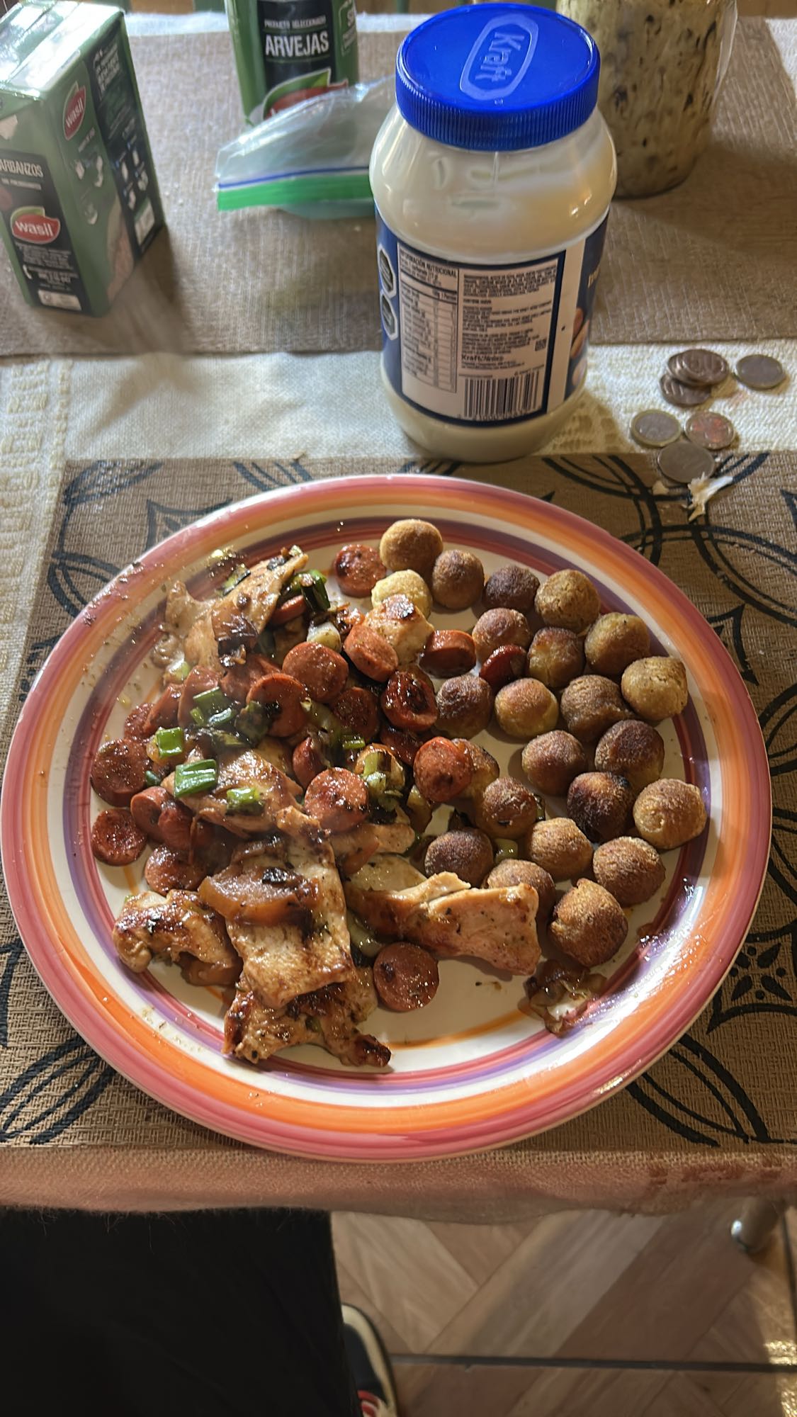 Pollo con salchicha y bolitas