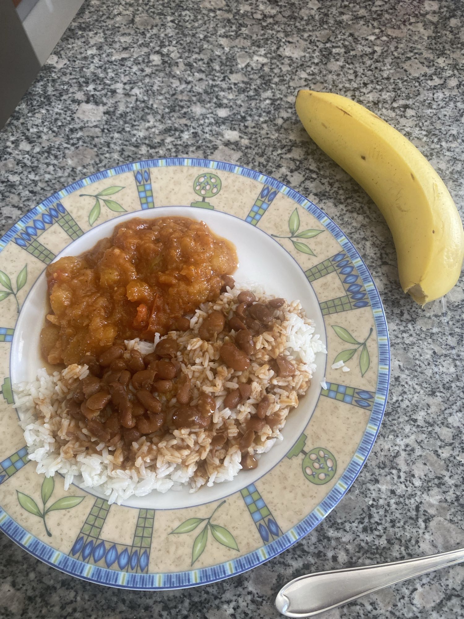 Arroz, frijoles, guiso y plátano