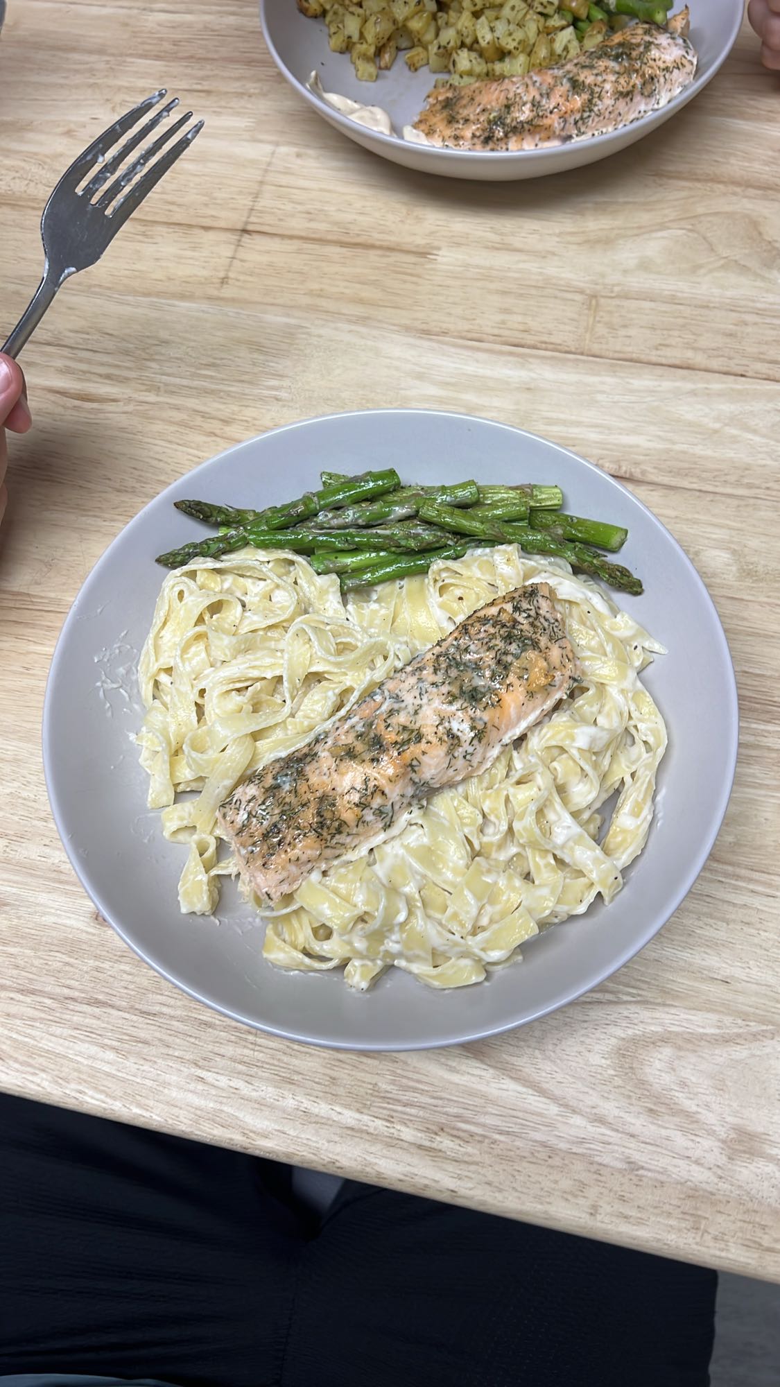 salmón con pasta y espárragos