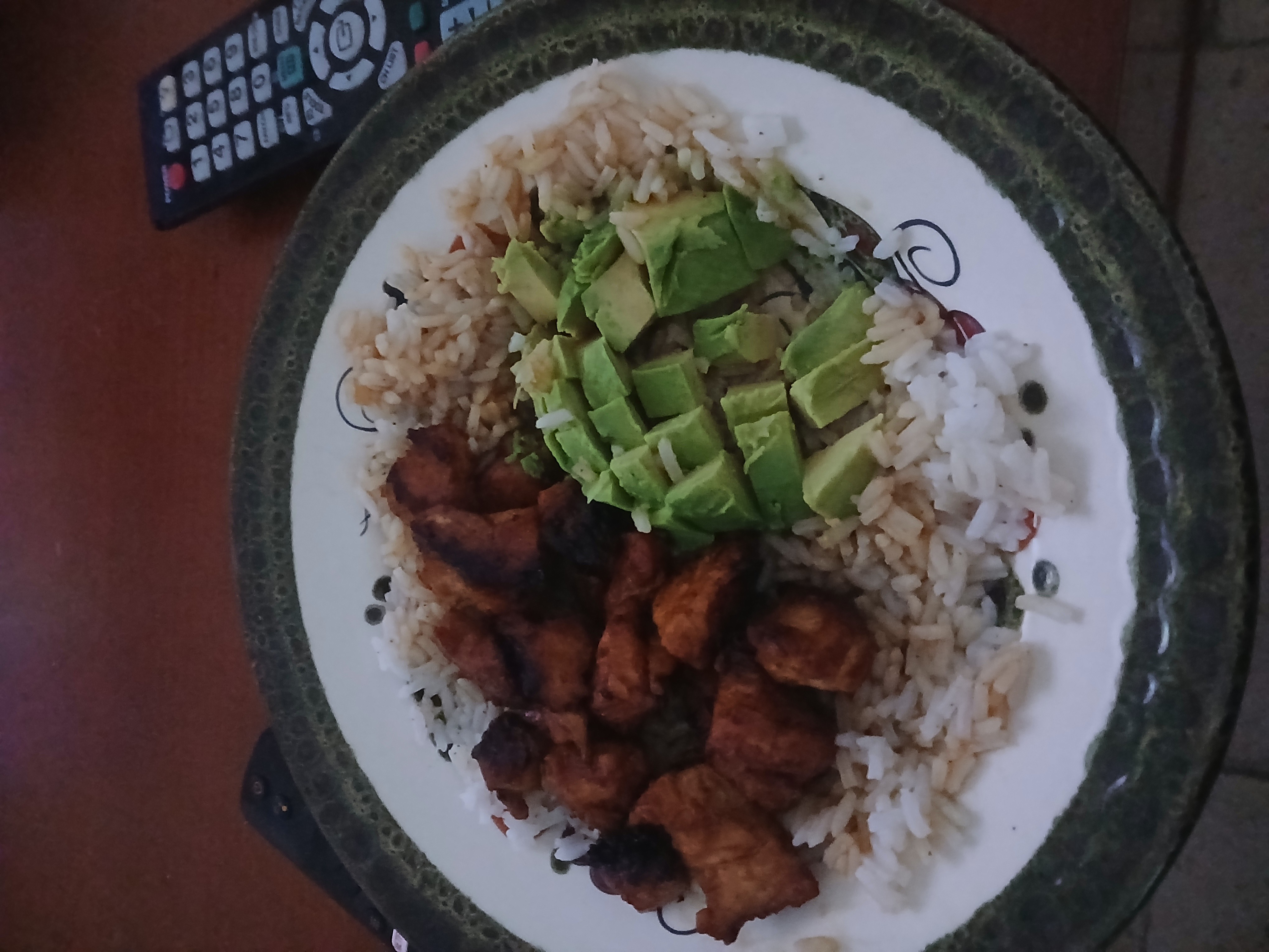 Riz, poulet et avocat