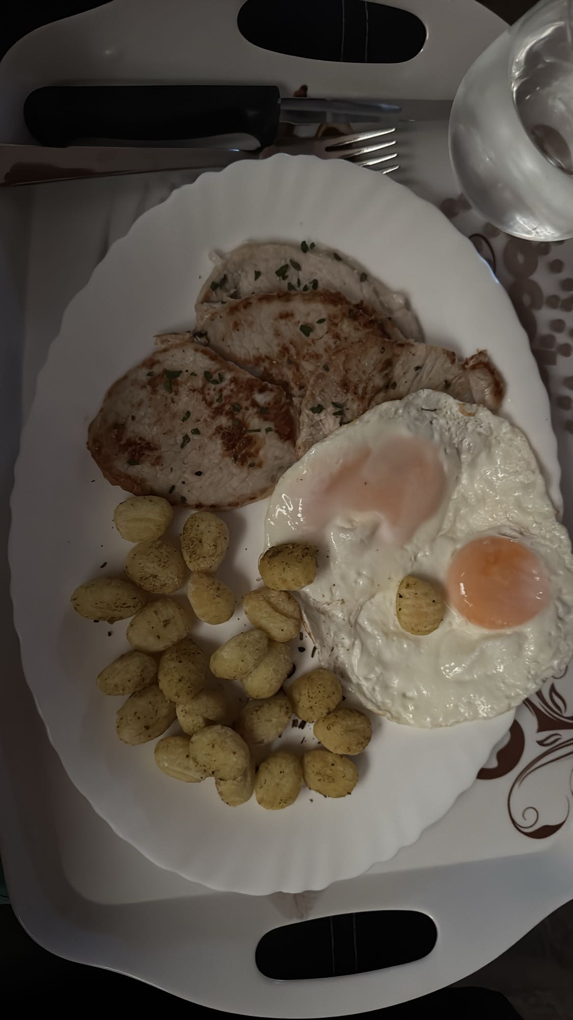 Lomo de cerdo, ñoquis y huevos a la plancha