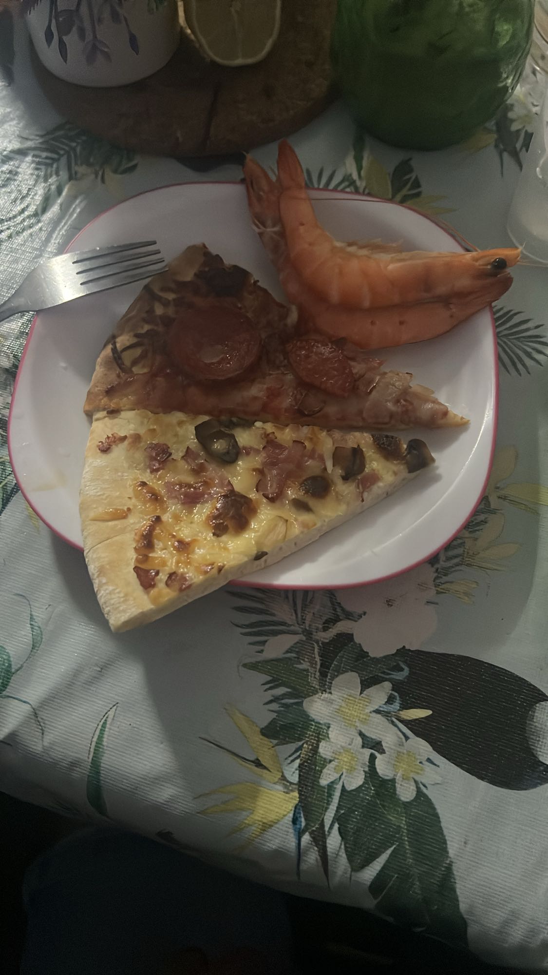 Rebanadas de pizza y camarones