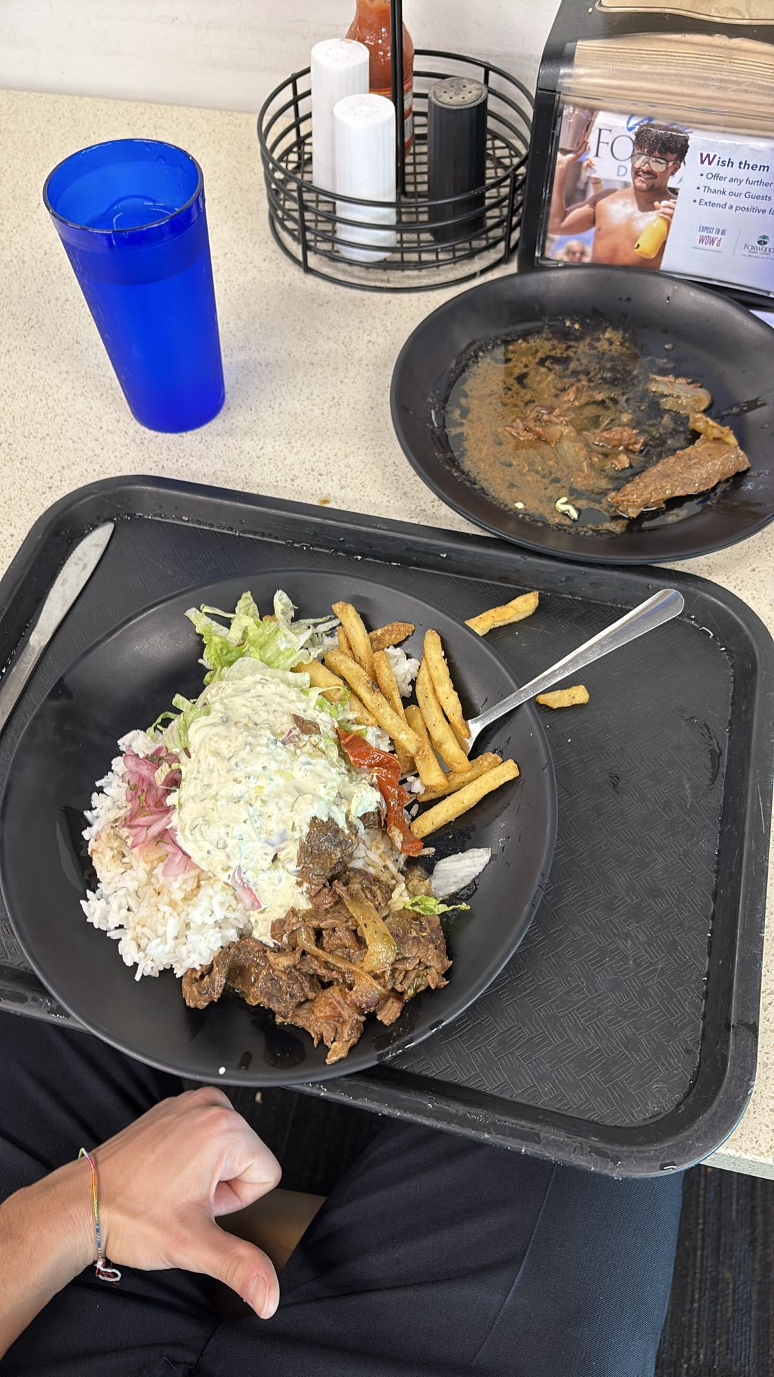 plato de carne con arroz y papas