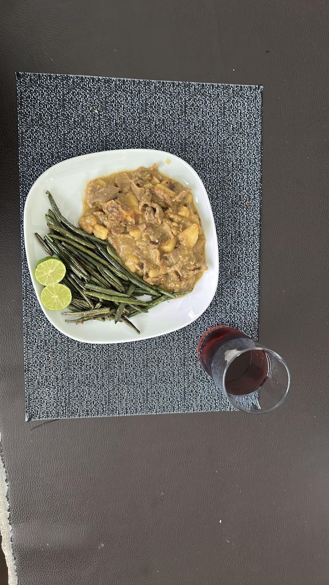 Carne guisada con ejotes y bebida de guayaba con betabel