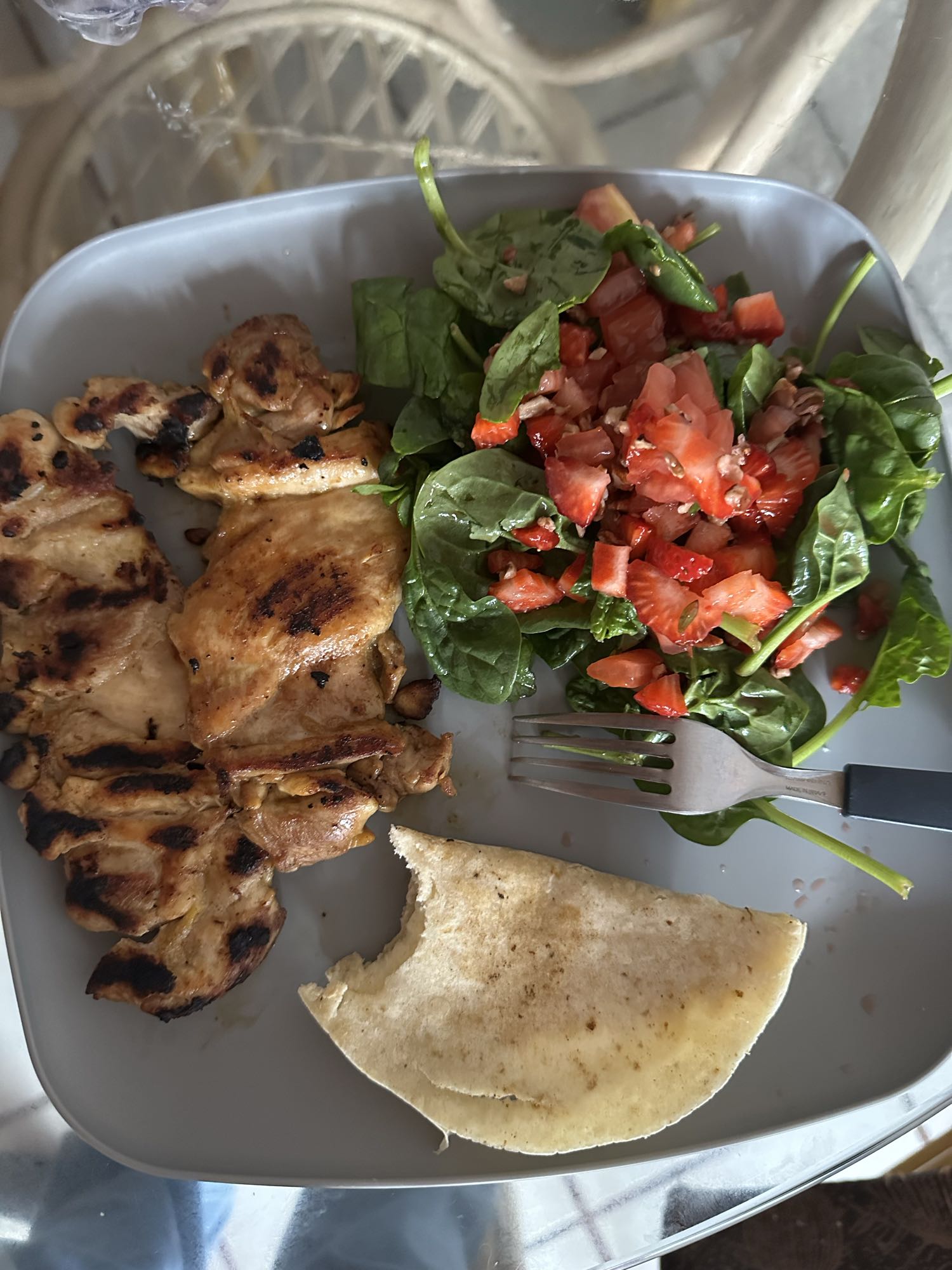 Pollo con ensalada y pan pita