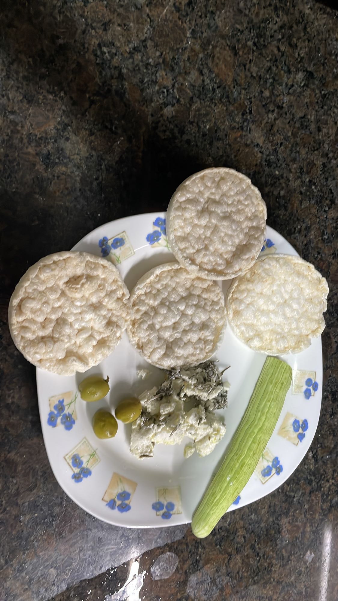 Rice cakes with cheese and veggies