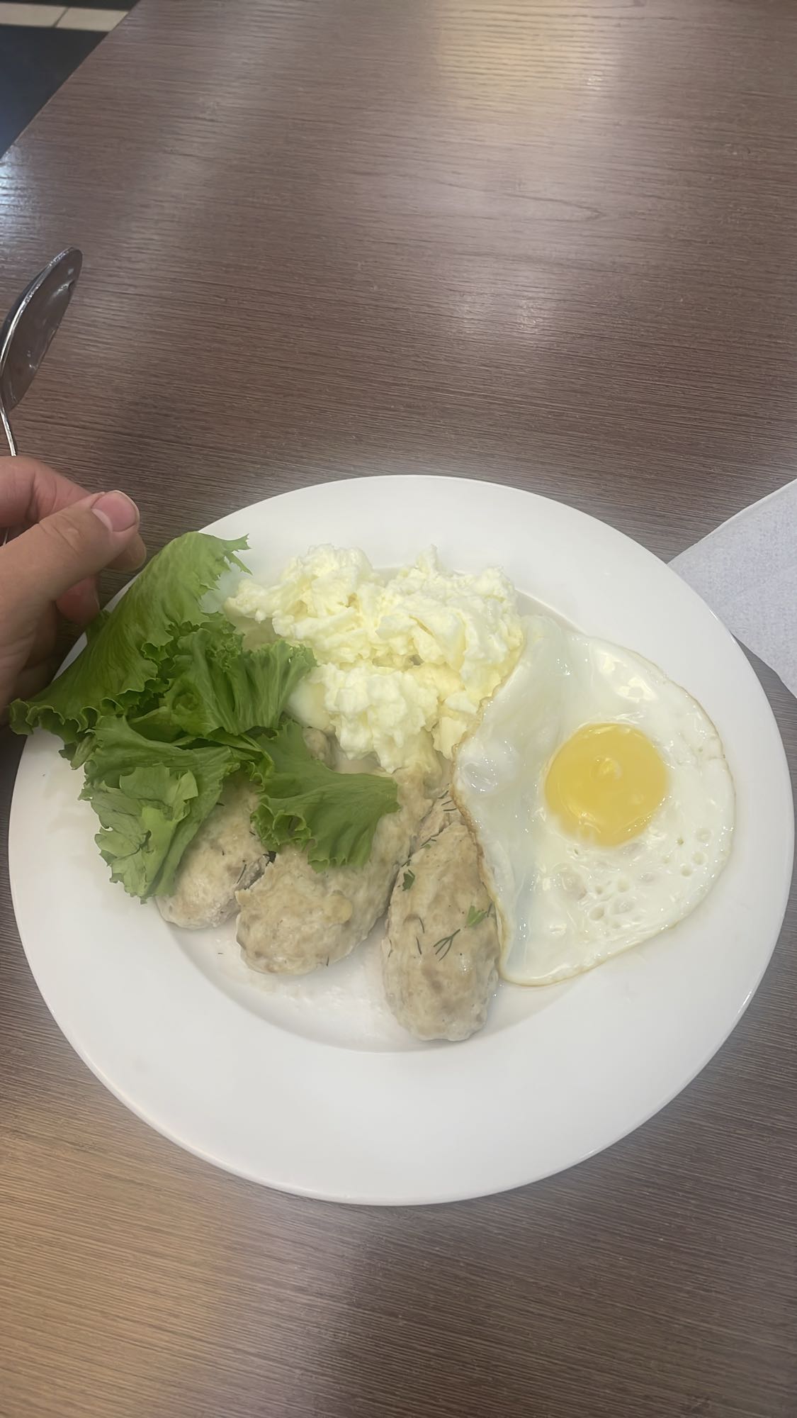 Котлеты с яйцом и салатом