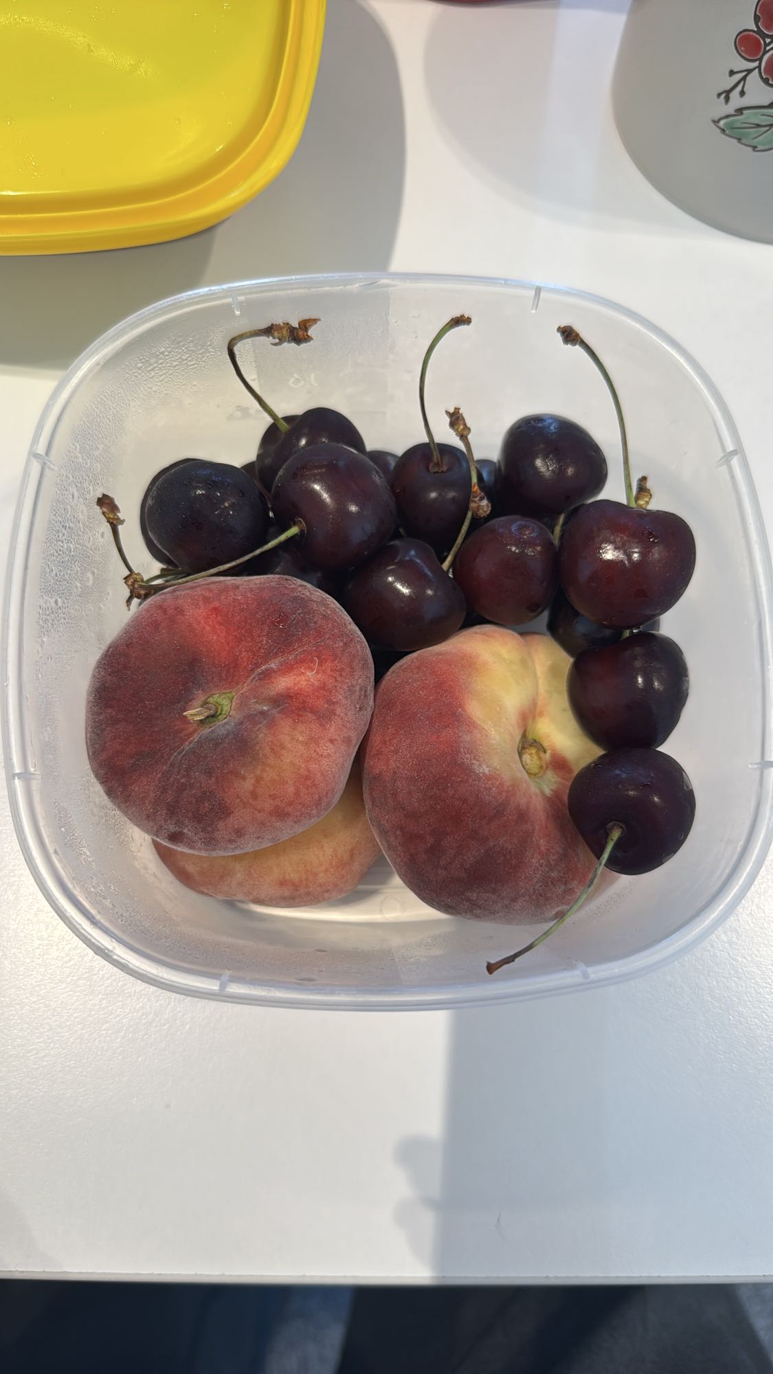 персики и черешня