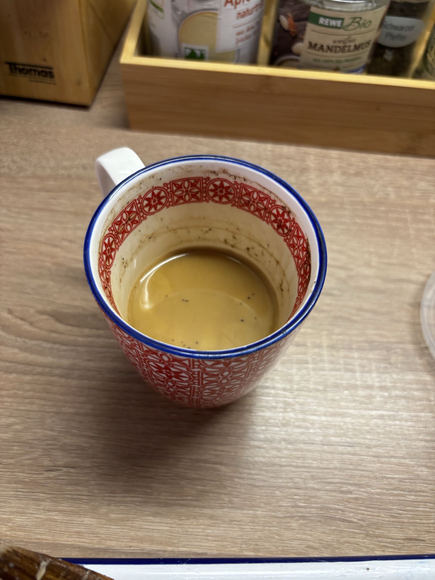 Tasse türkischer Kaffee mit Milch