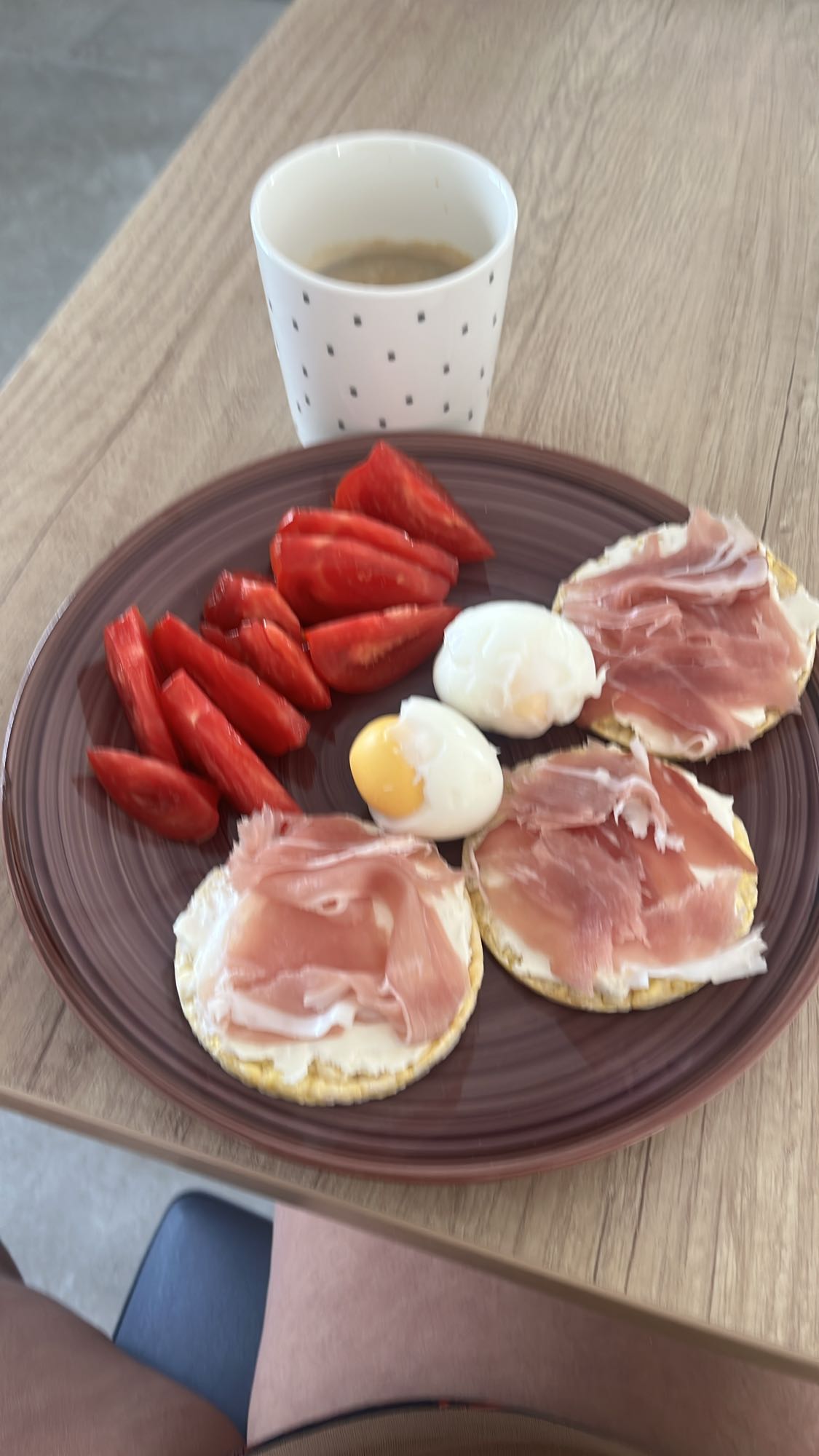 Mic dejun cu ou, rosii, sunca