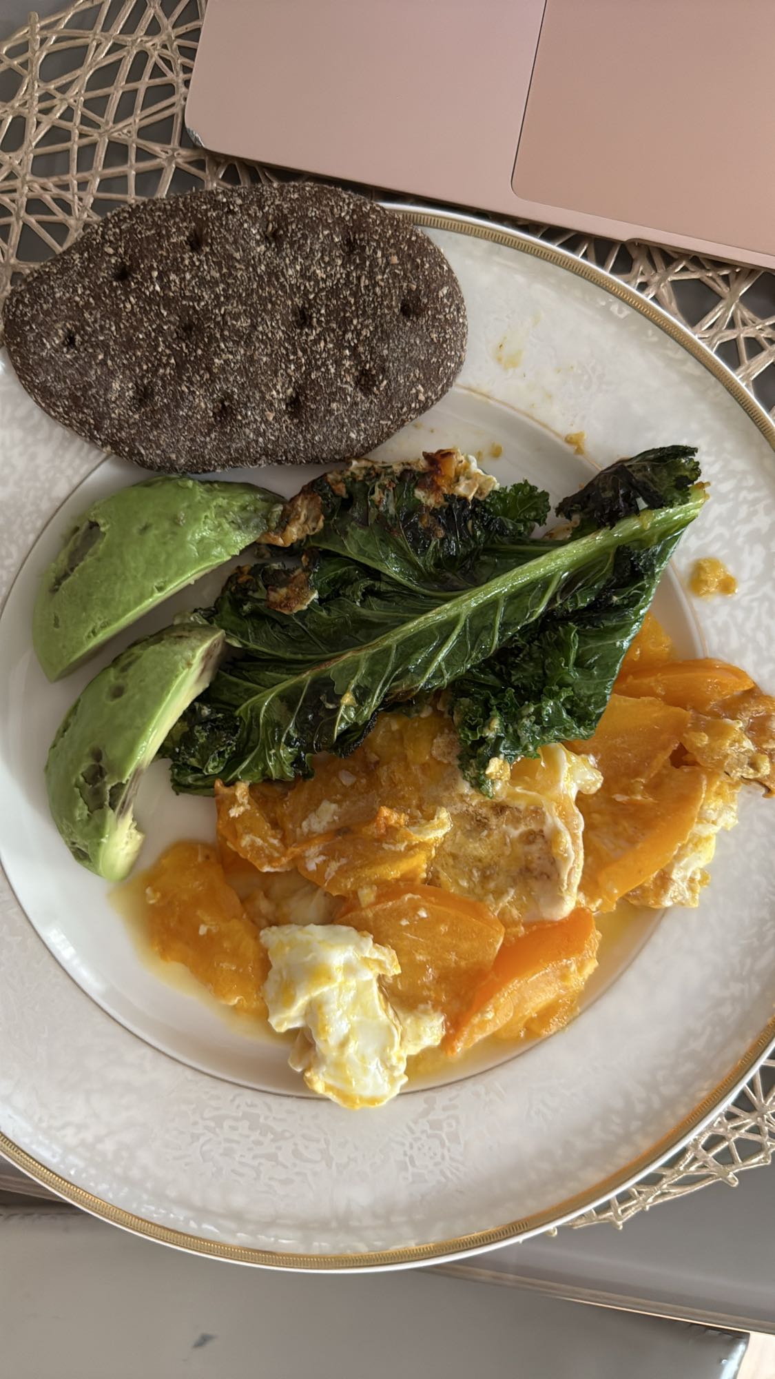 Овощи с яйцом и хлебом