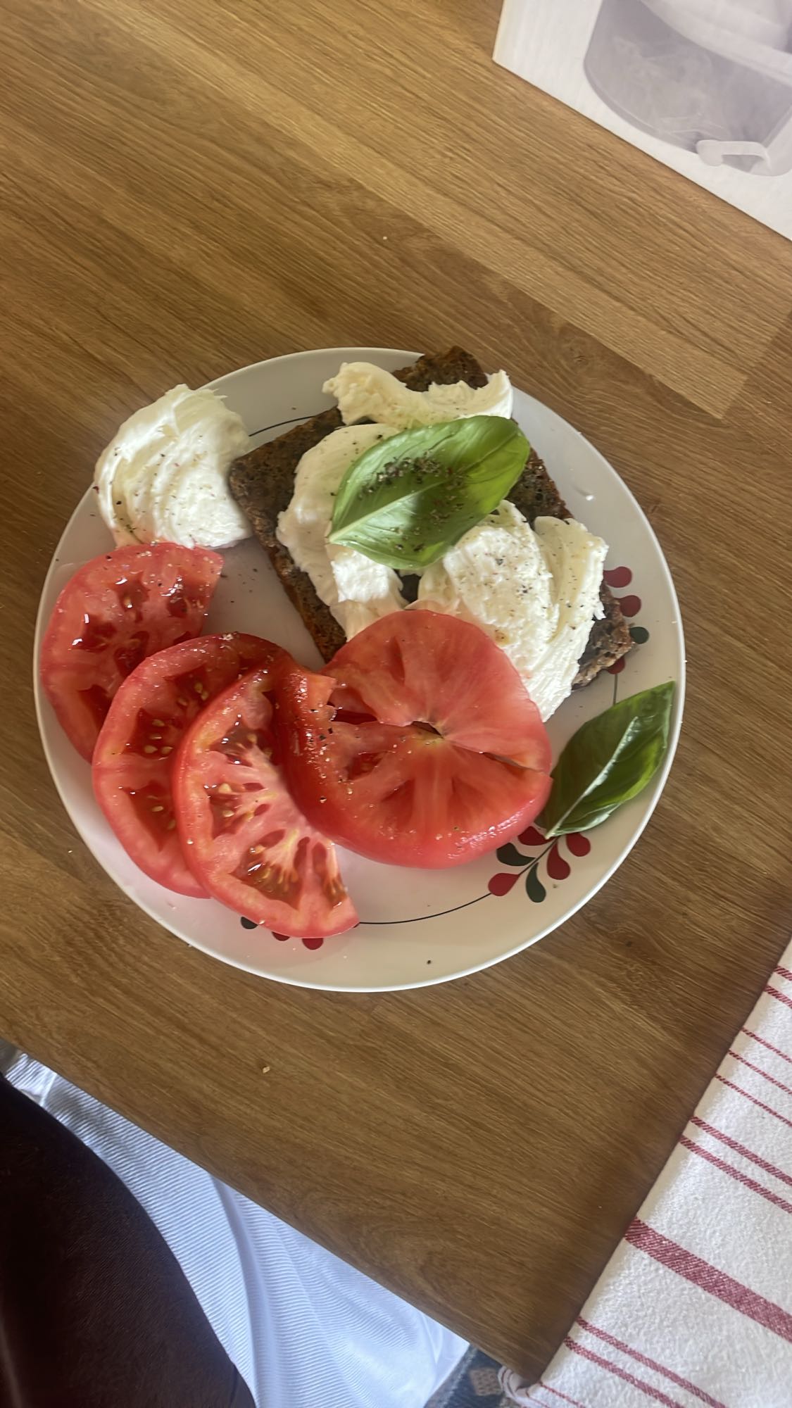 kanapka z mozzarellą i pomidorem