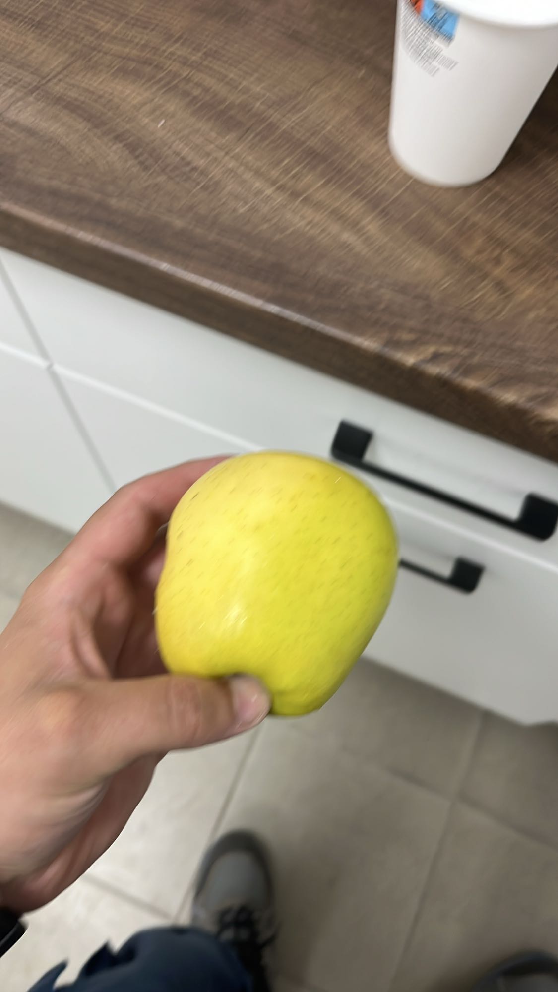 Жълта ябълка