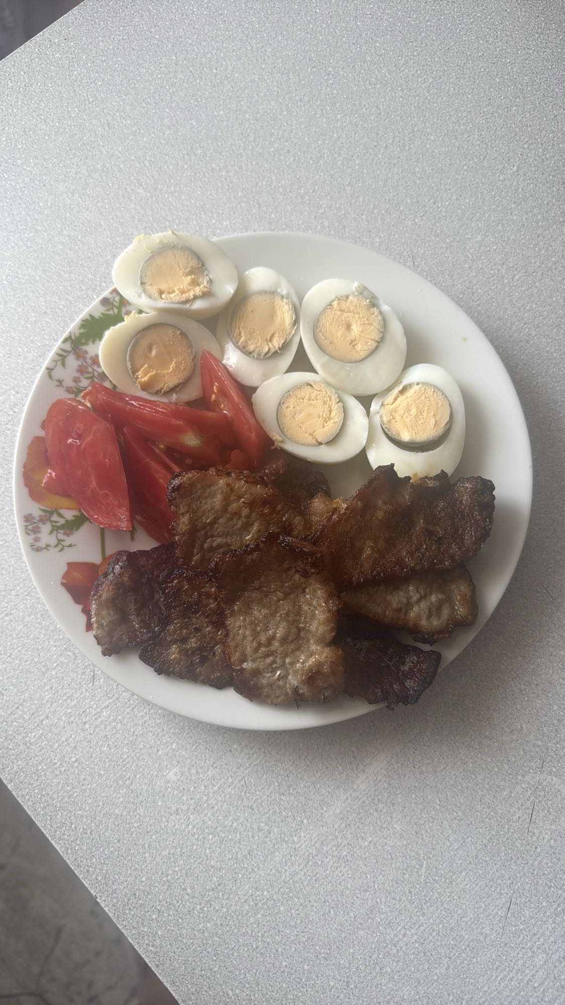 Mic dejun cu ouă și carne