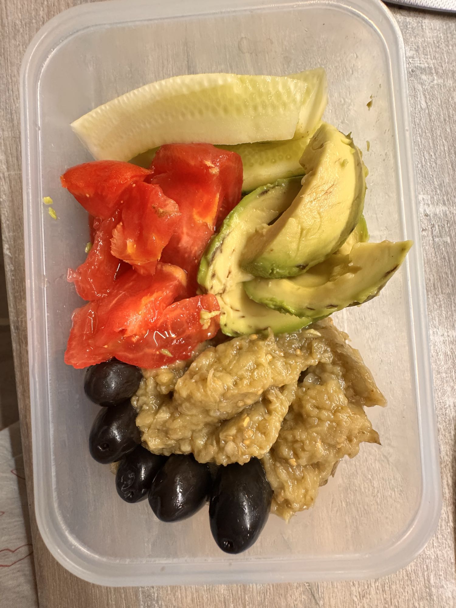 Salată legume cu avocado