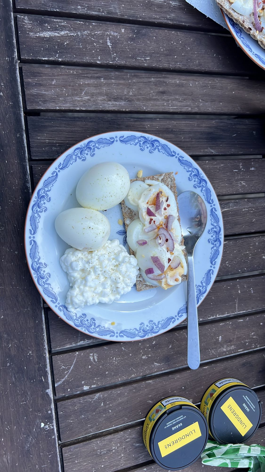 Ägg och knäckebröd tallrik