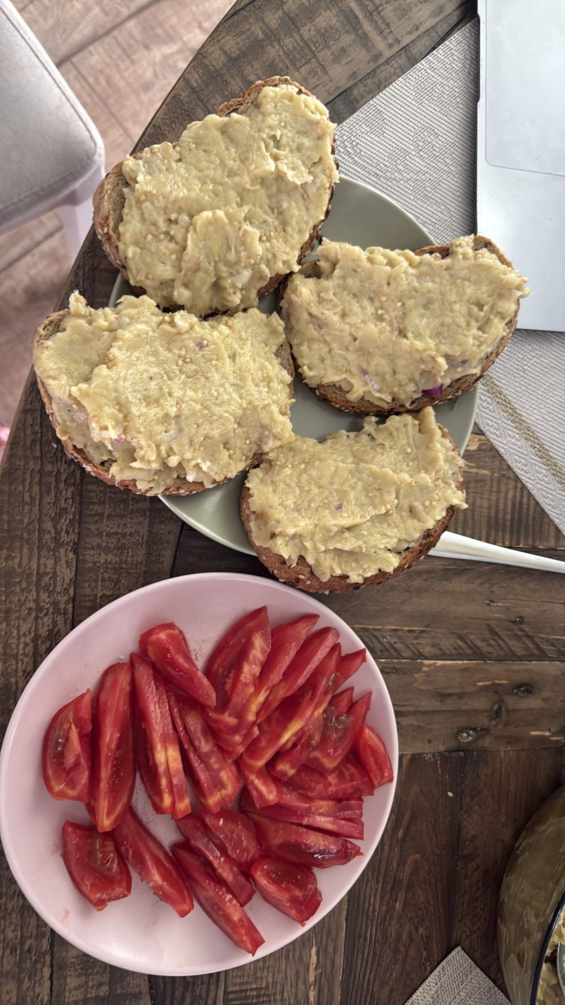 Pâine cu salată de vinete și roșii