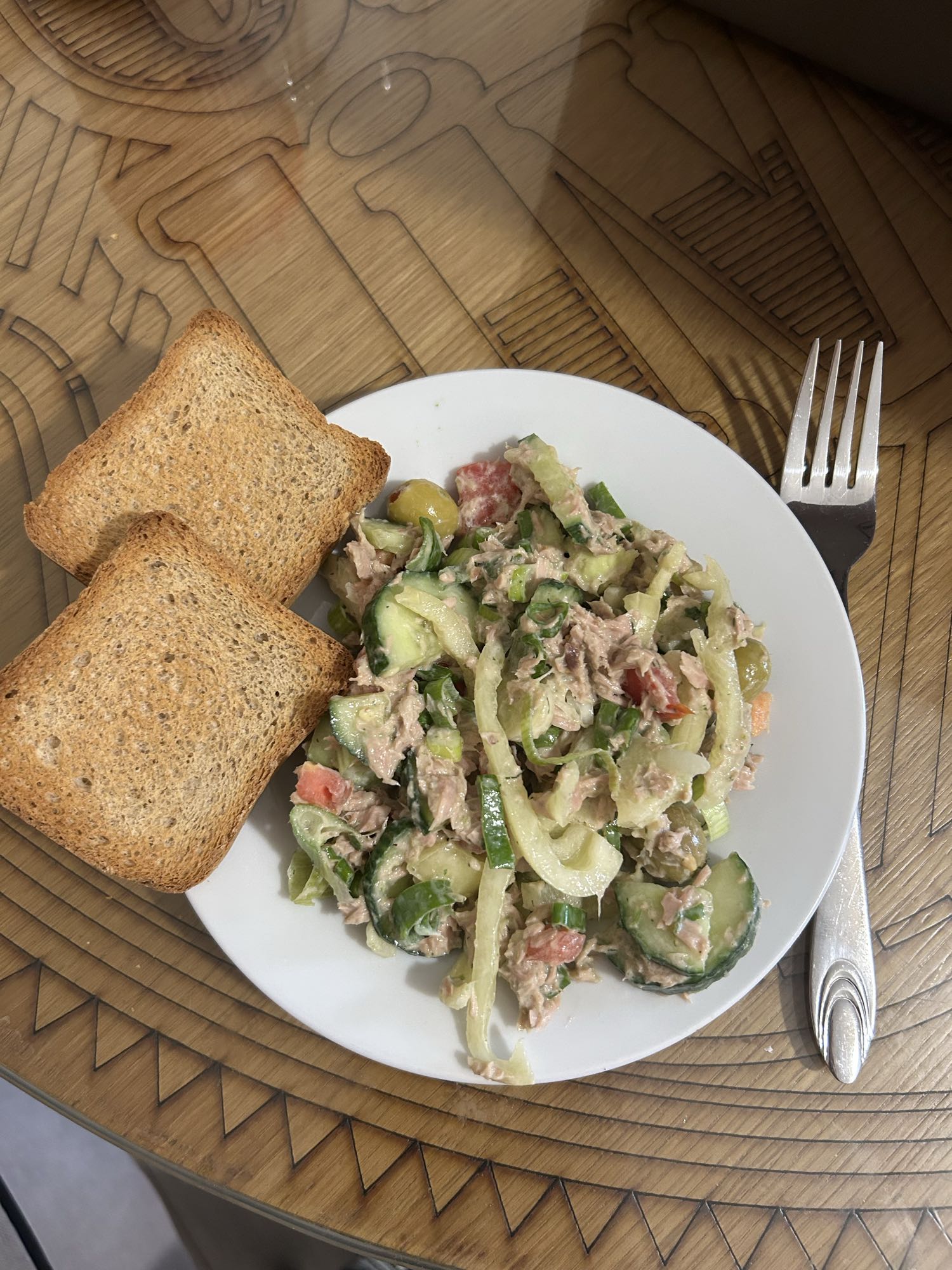 Salată ton cu legume și pâine prăjită