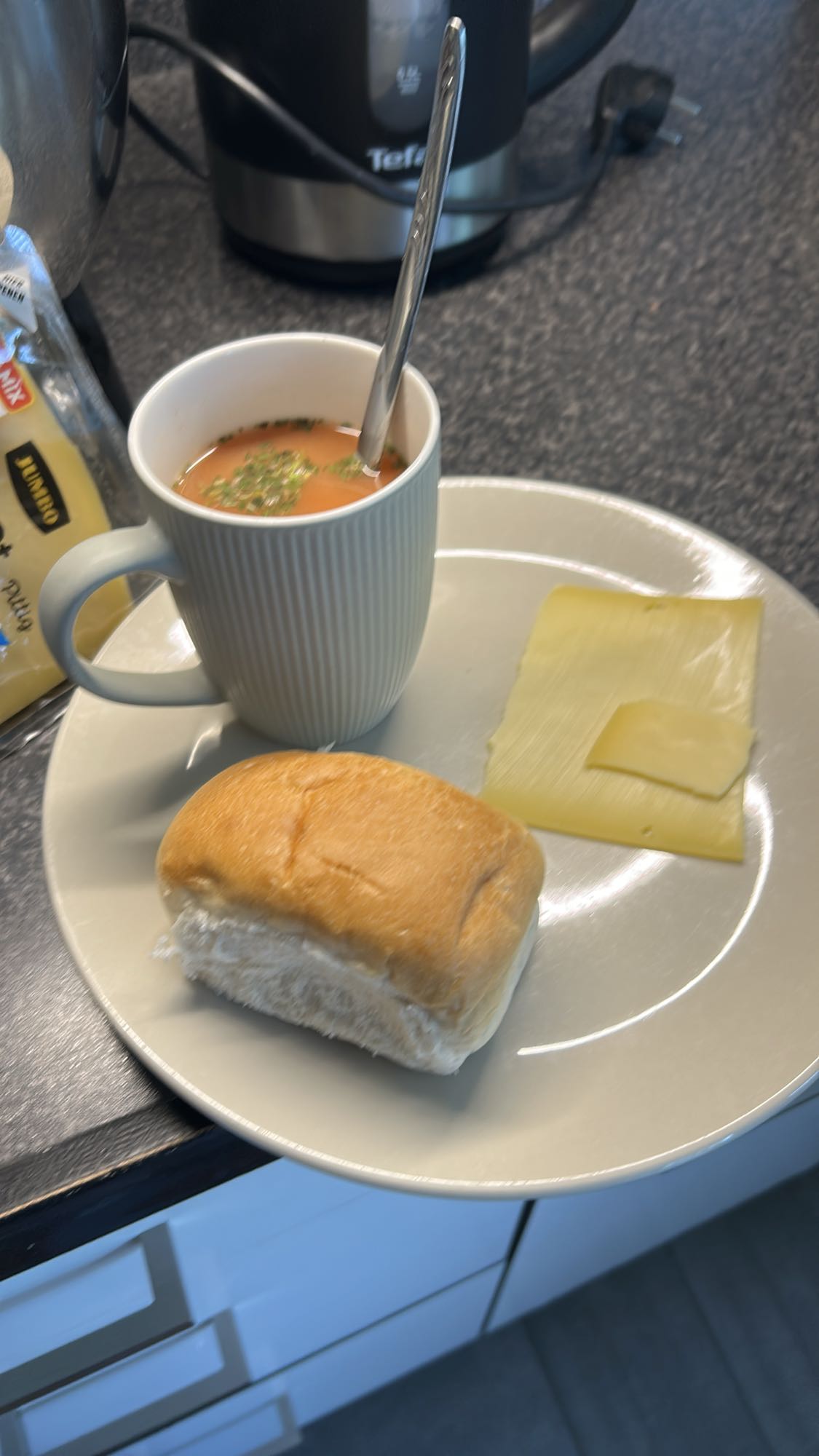 Tomatensoep met brood en kaas