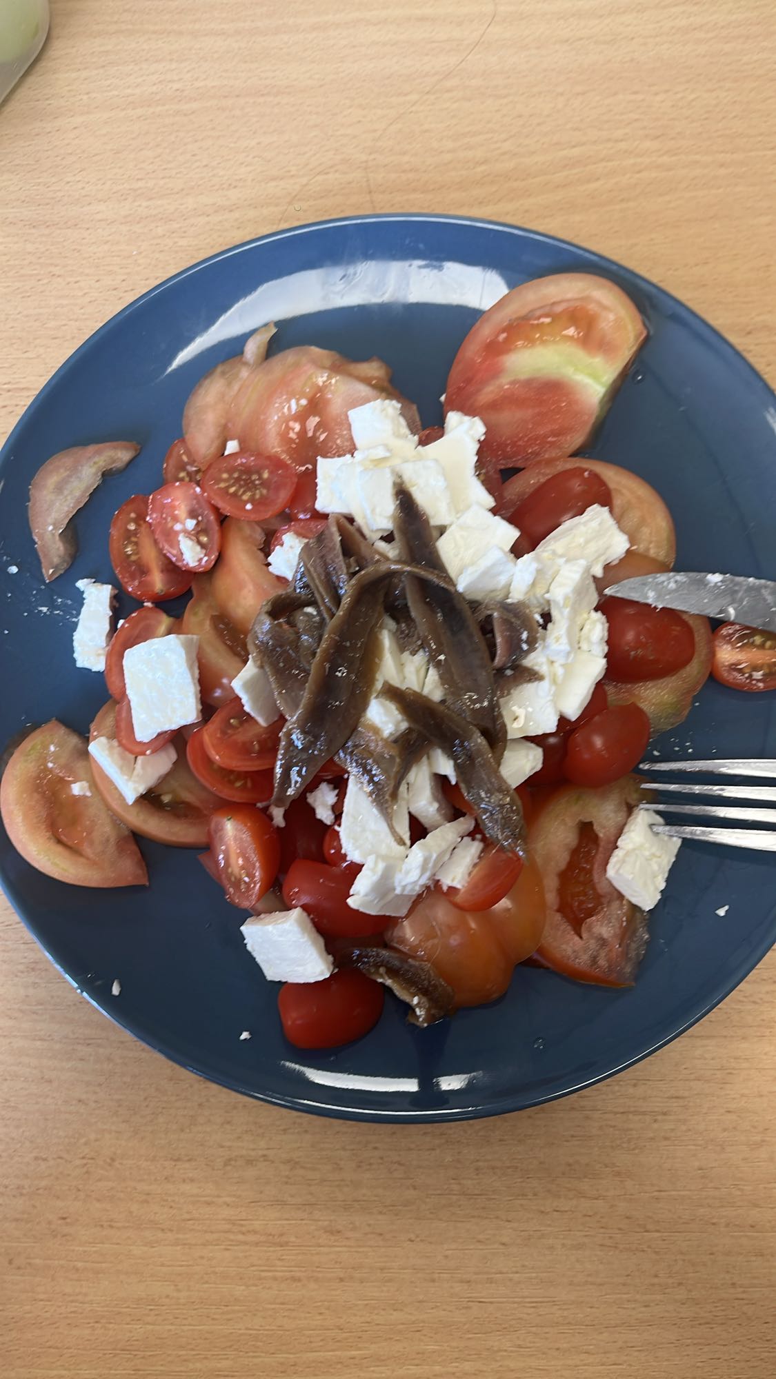 Salade tomate feta anchois