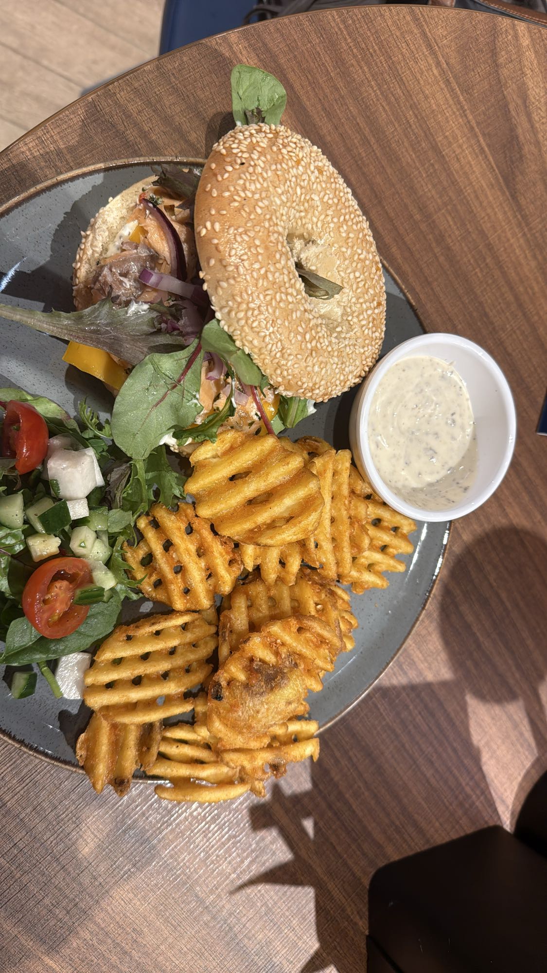 Bagel met friet en salade