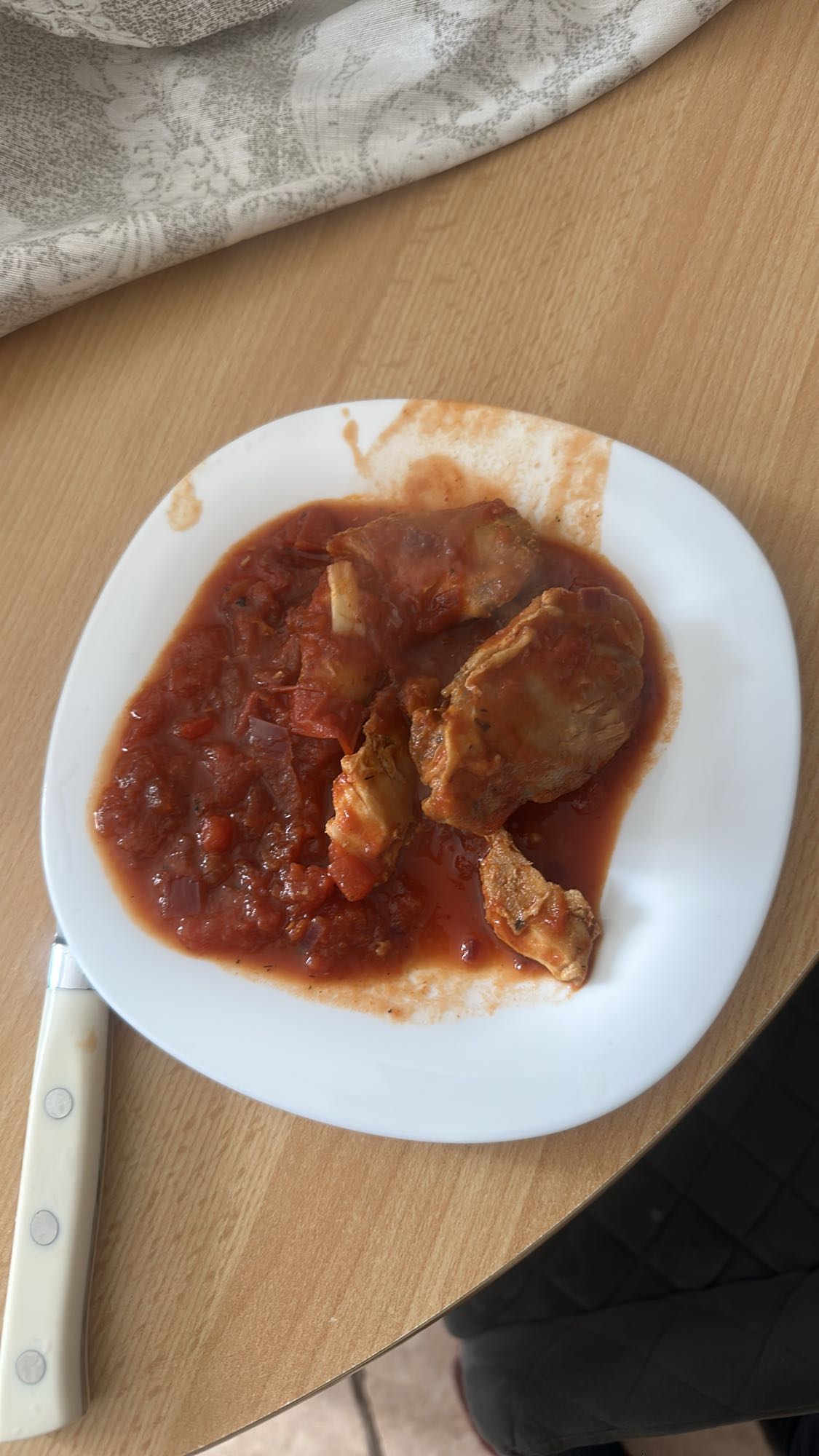 Pui în sos de roșii