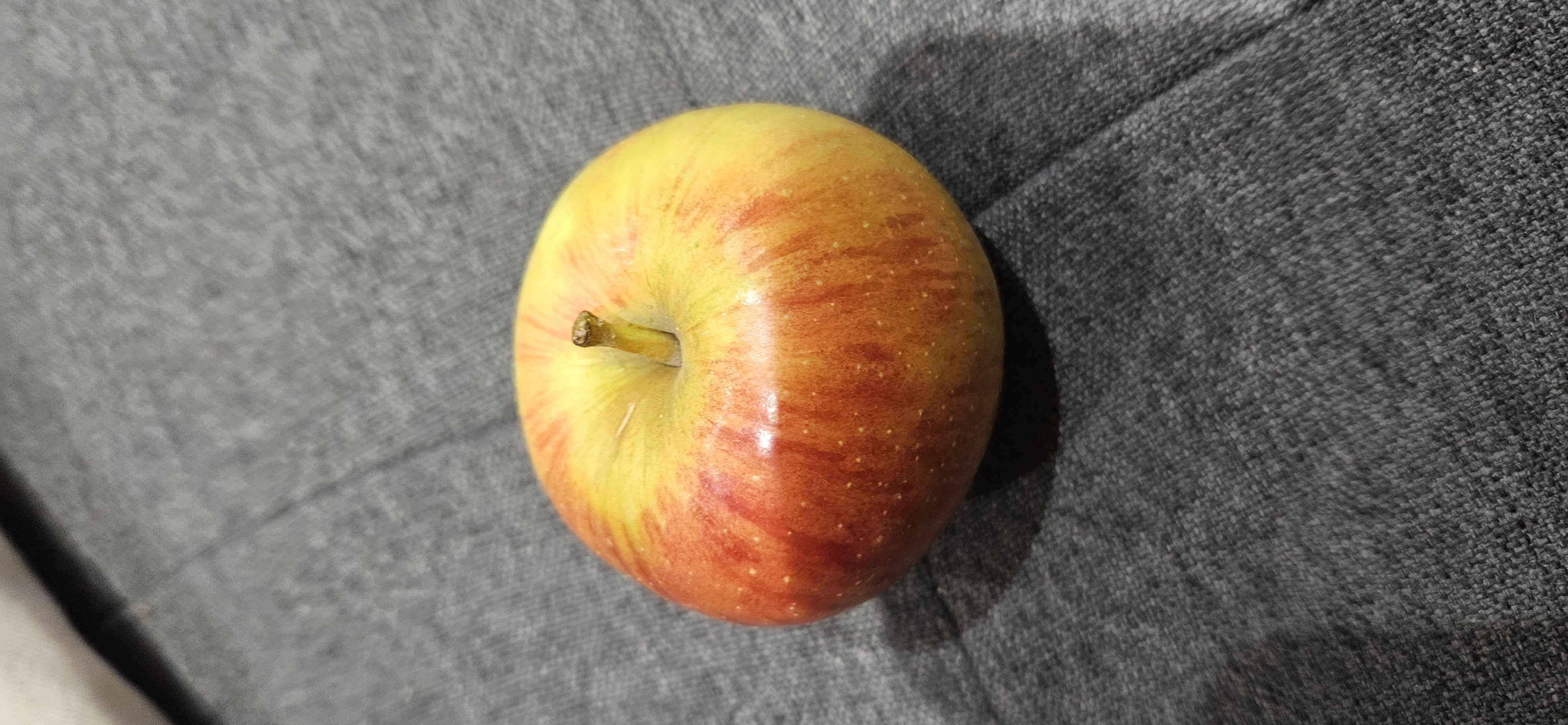 Whole apple