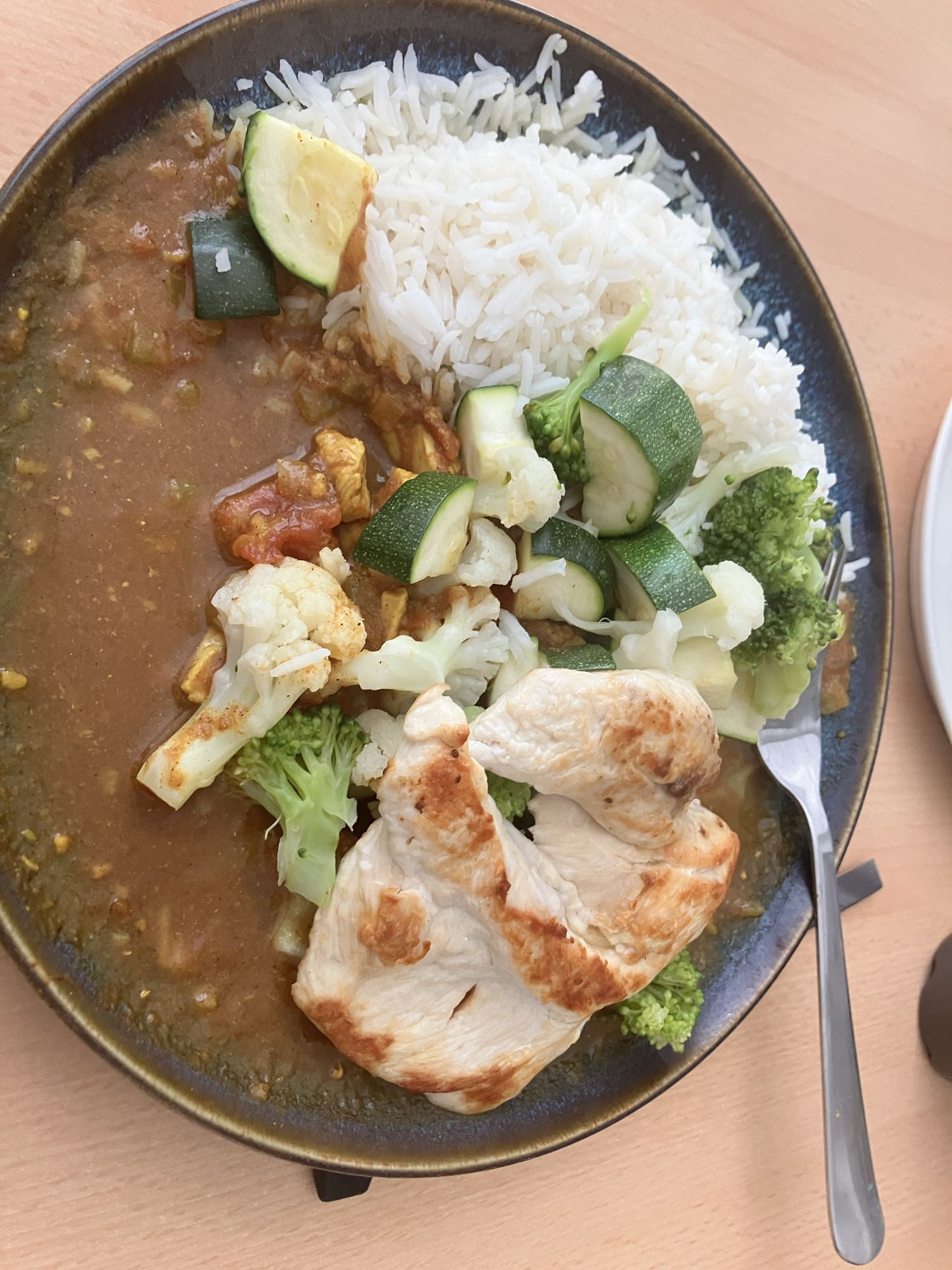 Frango grelhado com arroz e legumes