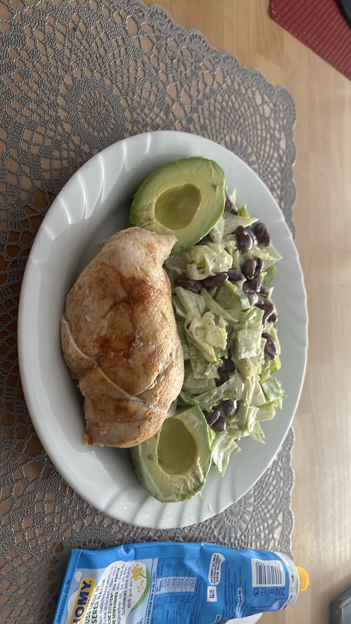 Hähnchen mit Avocado-Salat