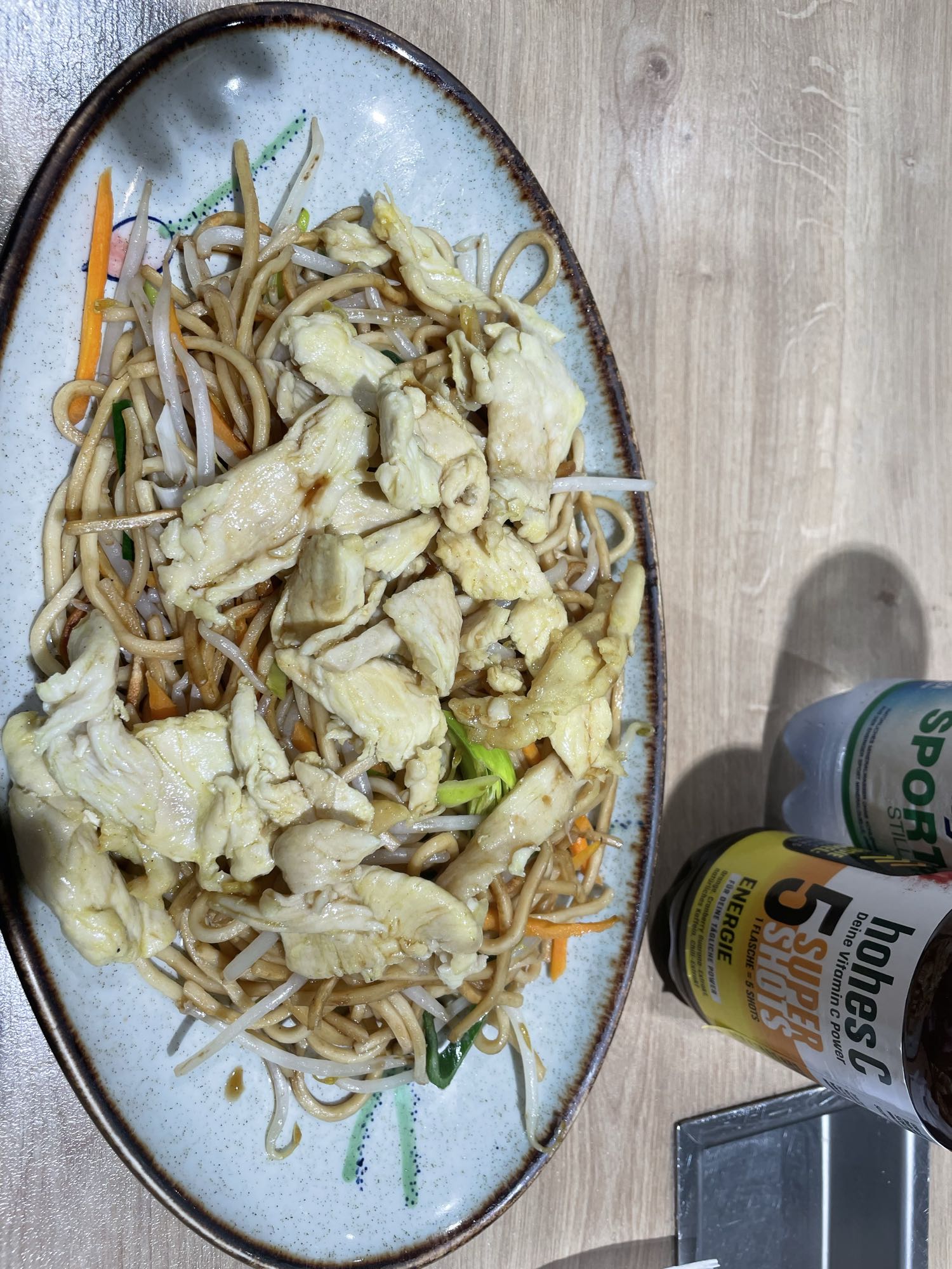 Gebratene Nudeln mit Huhn