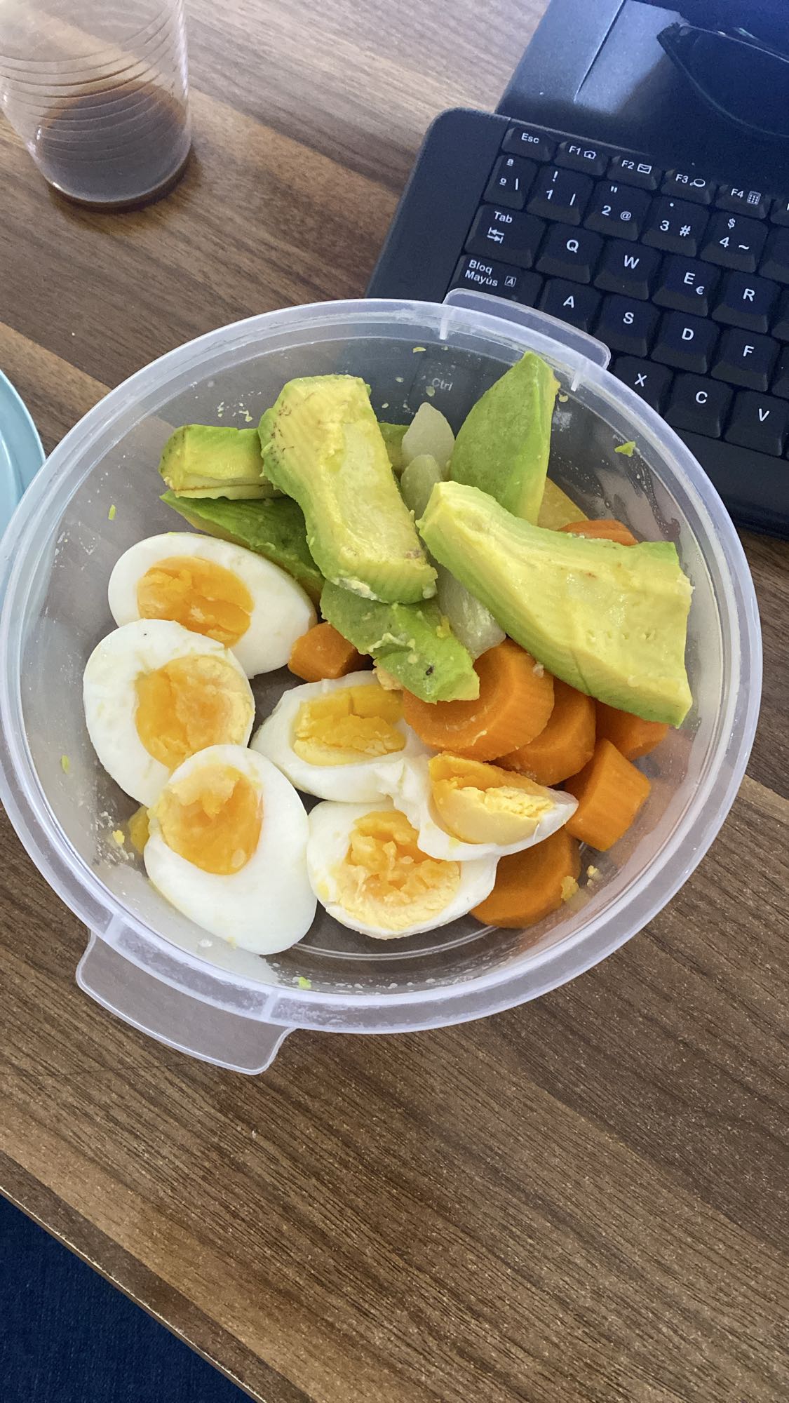 ensalada huevo, zanahoria y aguacate