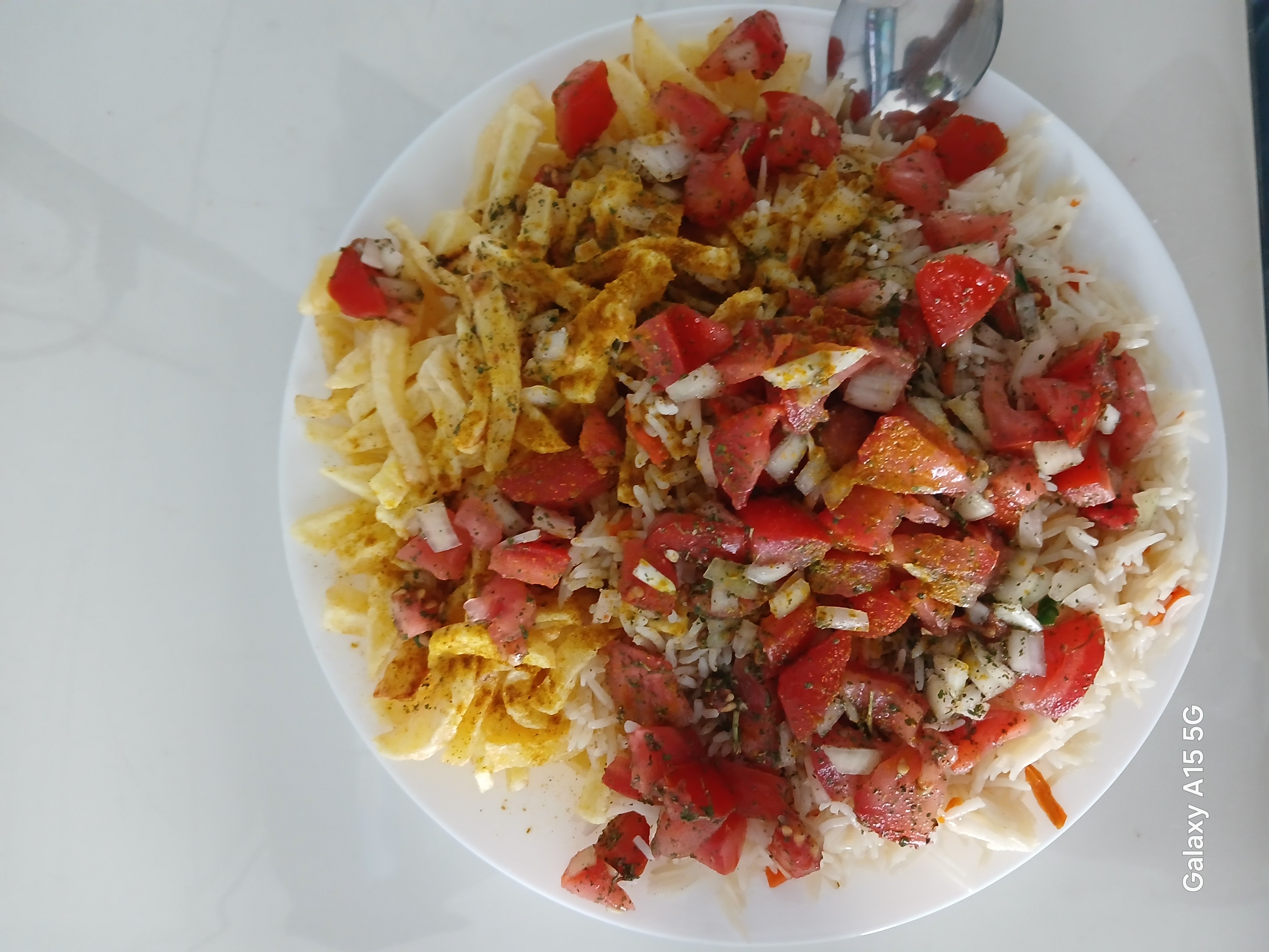 Rijst met friet en salade