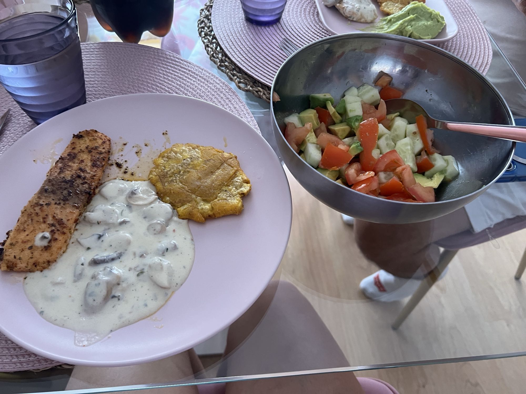 Salmón con ensalada