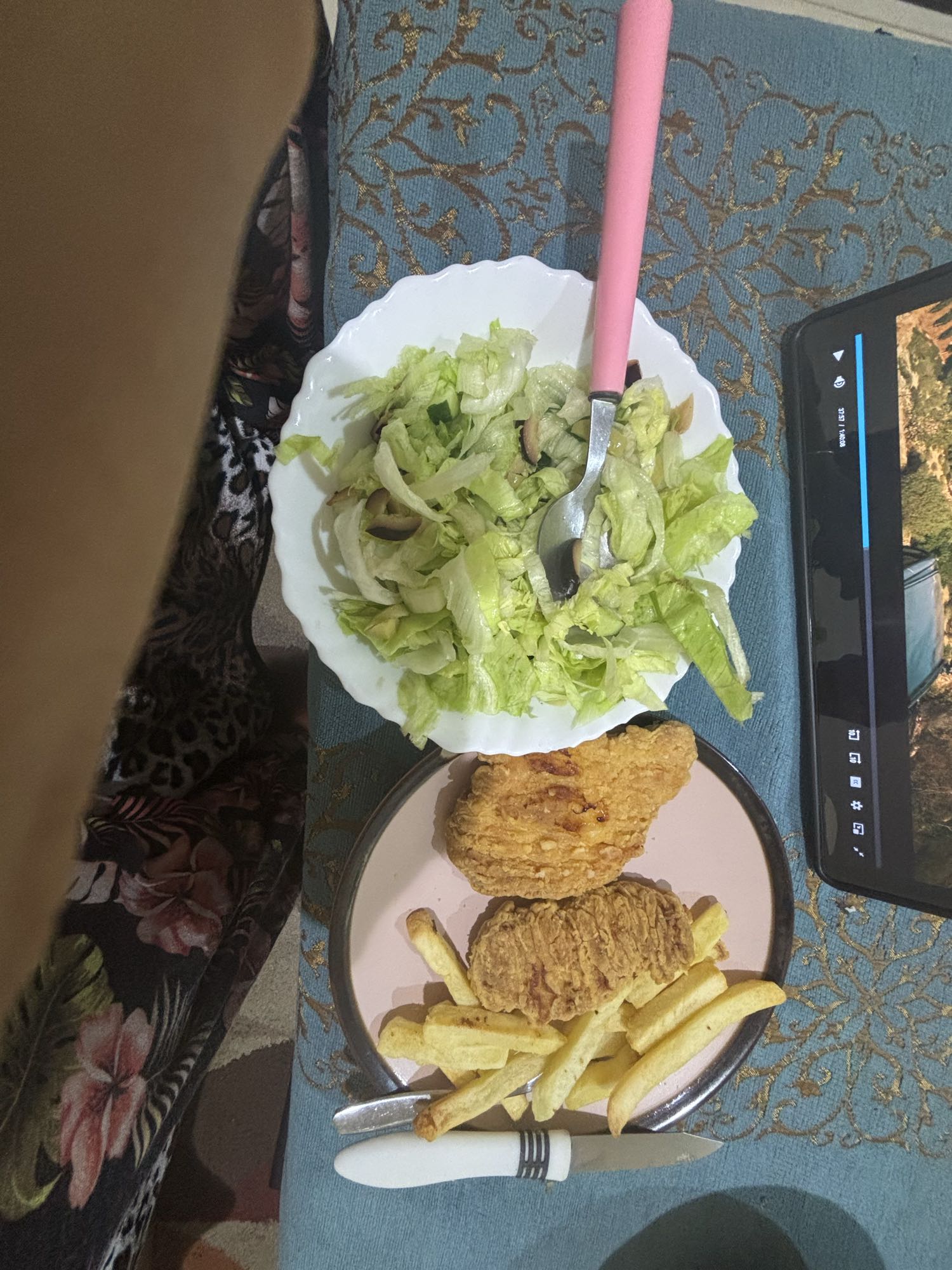 Fried chicken with salad